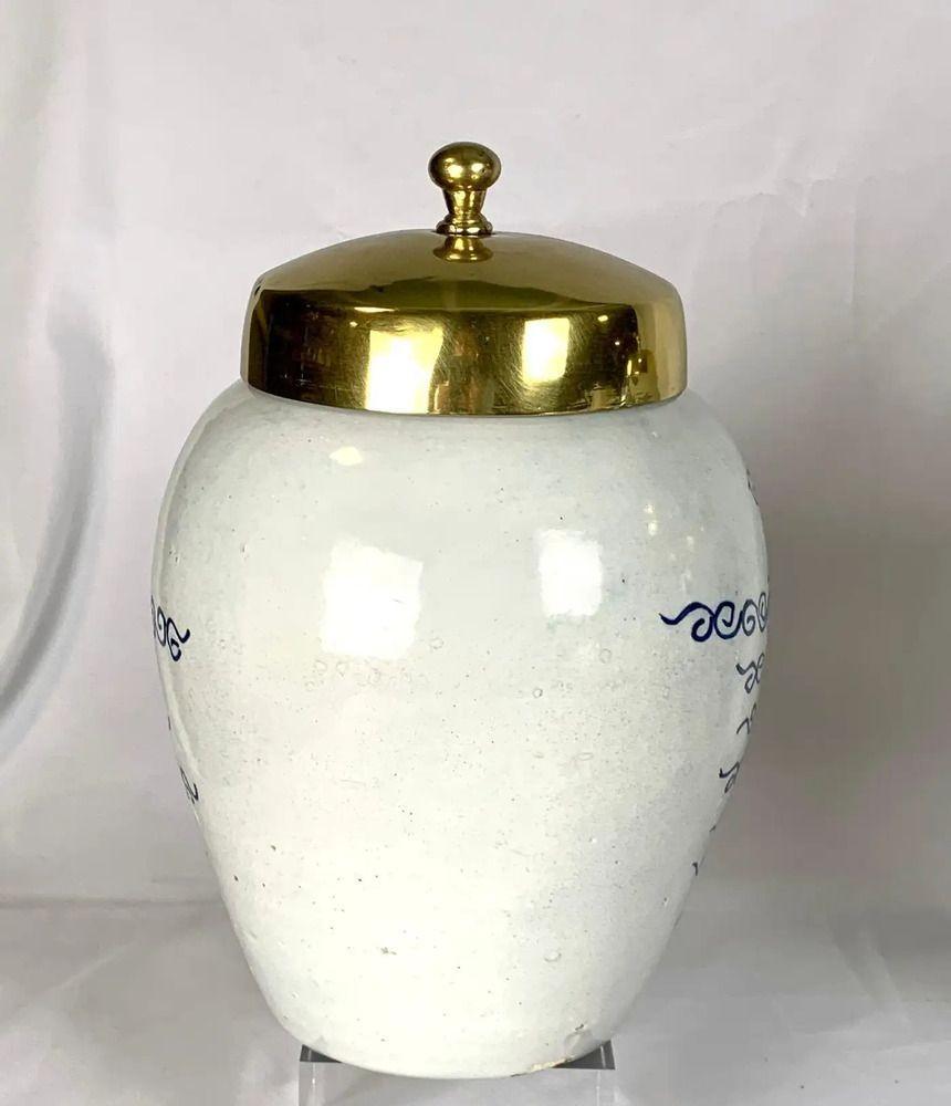 XVIII secolo Coppia di antichi vasi da tabacco olandesi Delft blu e bianchi dipinti a mano Circa 1770 in vendita