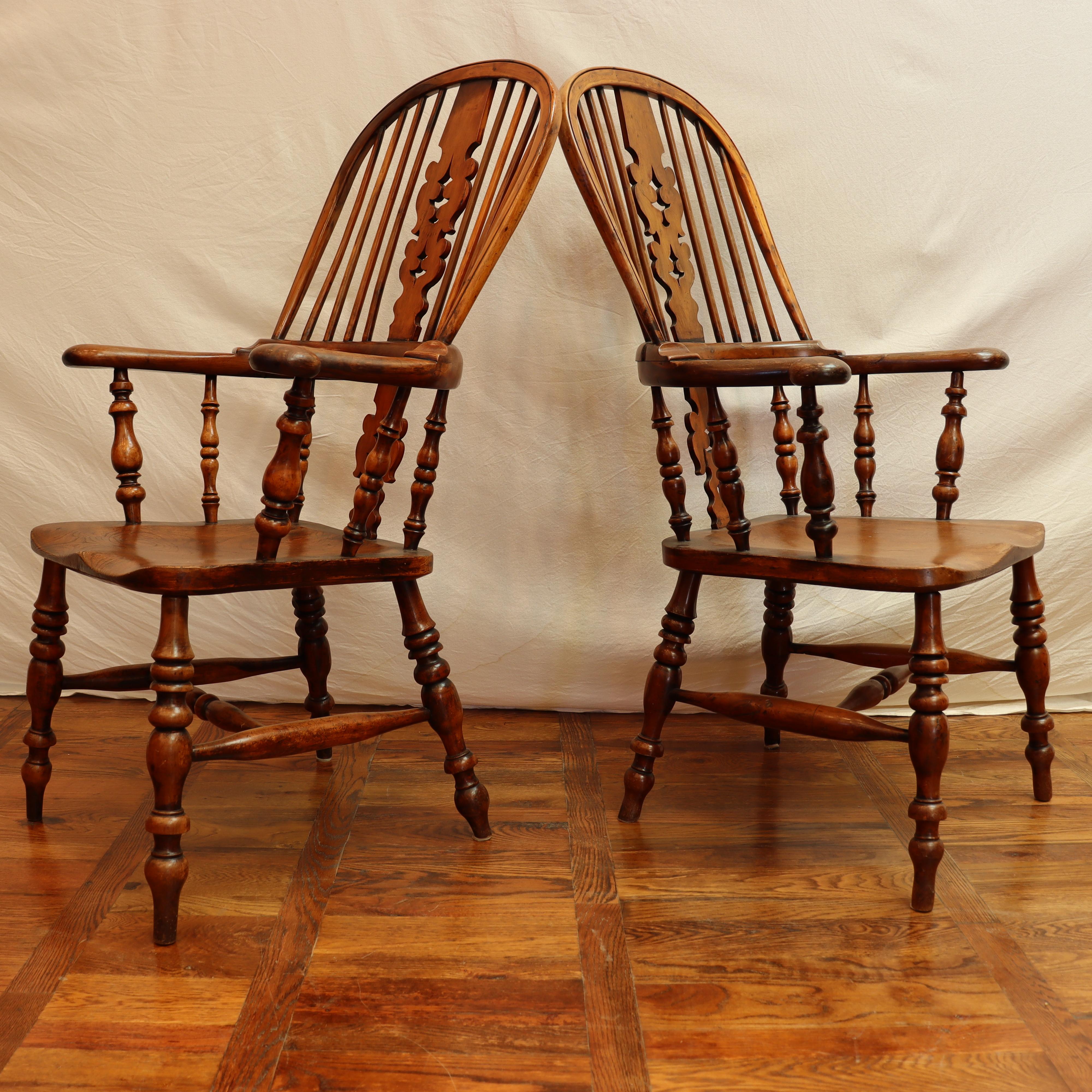 Pair Antique Early 18th C Yew Wood & Elm English Fiddleback Windsor Armchairs In Good Condition For Sale In Los Angeles, CA