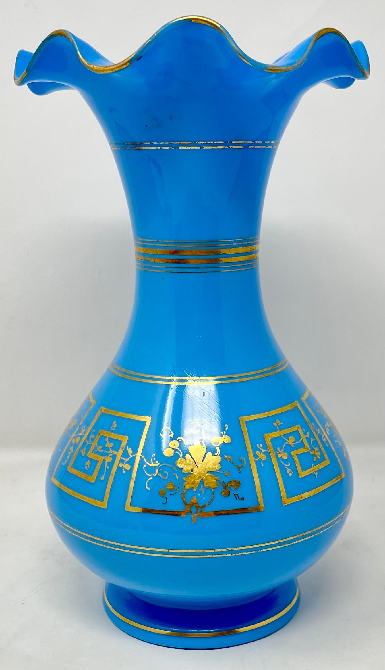 Paire de vases anciens en verre opalin bleu et or d'époque Empire français du début du 19e siècle.