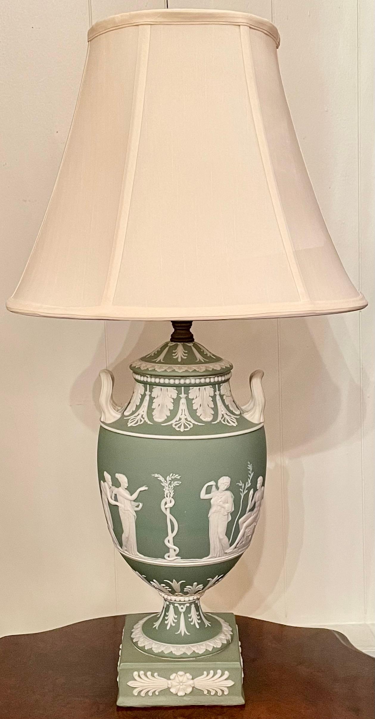 Pareja de lámparas antiguas de porcelana inglesa de Wedgwood de principios del siglo XX. Inglés en venta