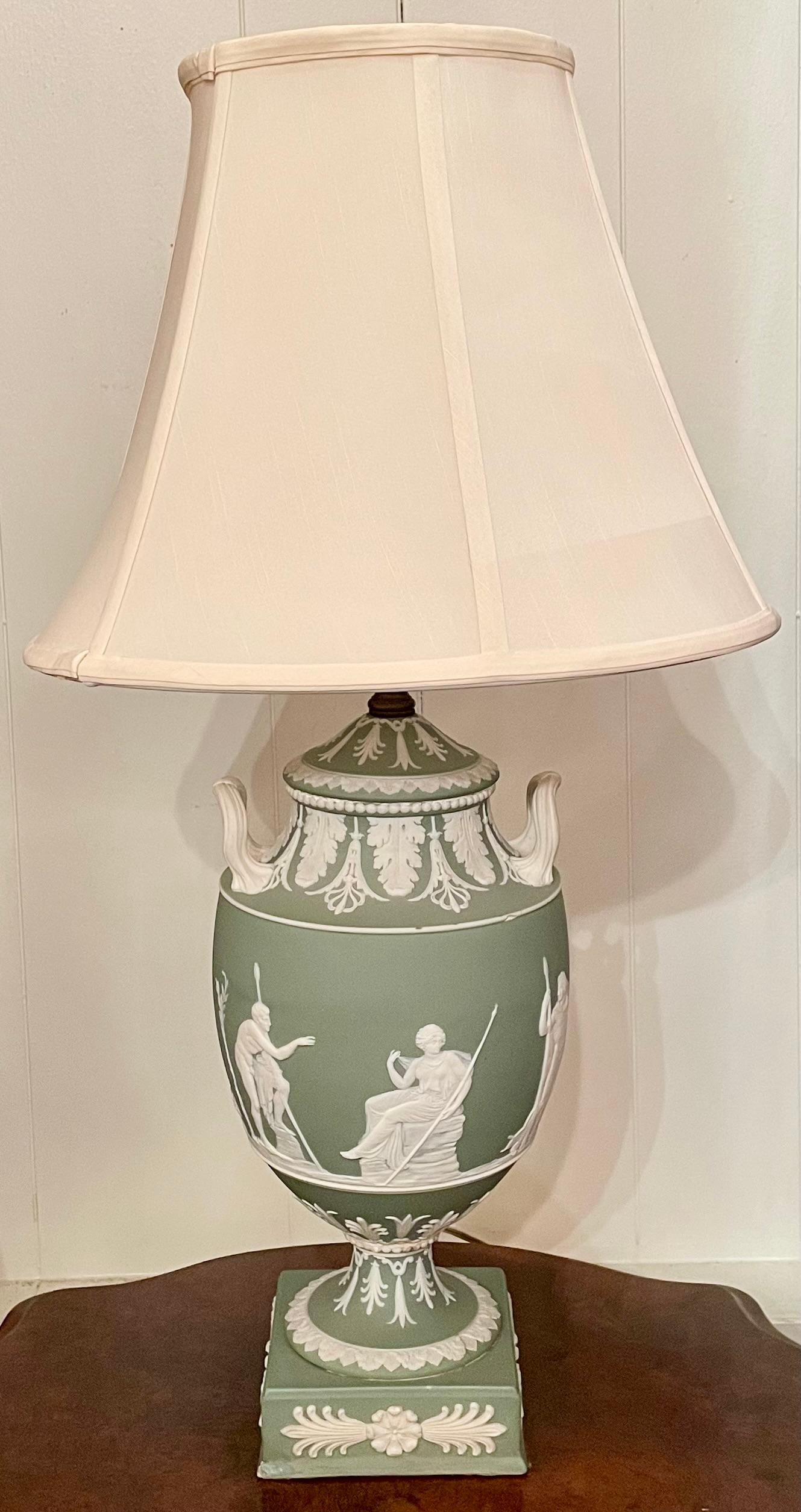 Pareja de lámparas antiguas de porcelana inglesa de Wedgwood de principios del siglo XX. en Bueno estado para la venta en New Orleans, LA