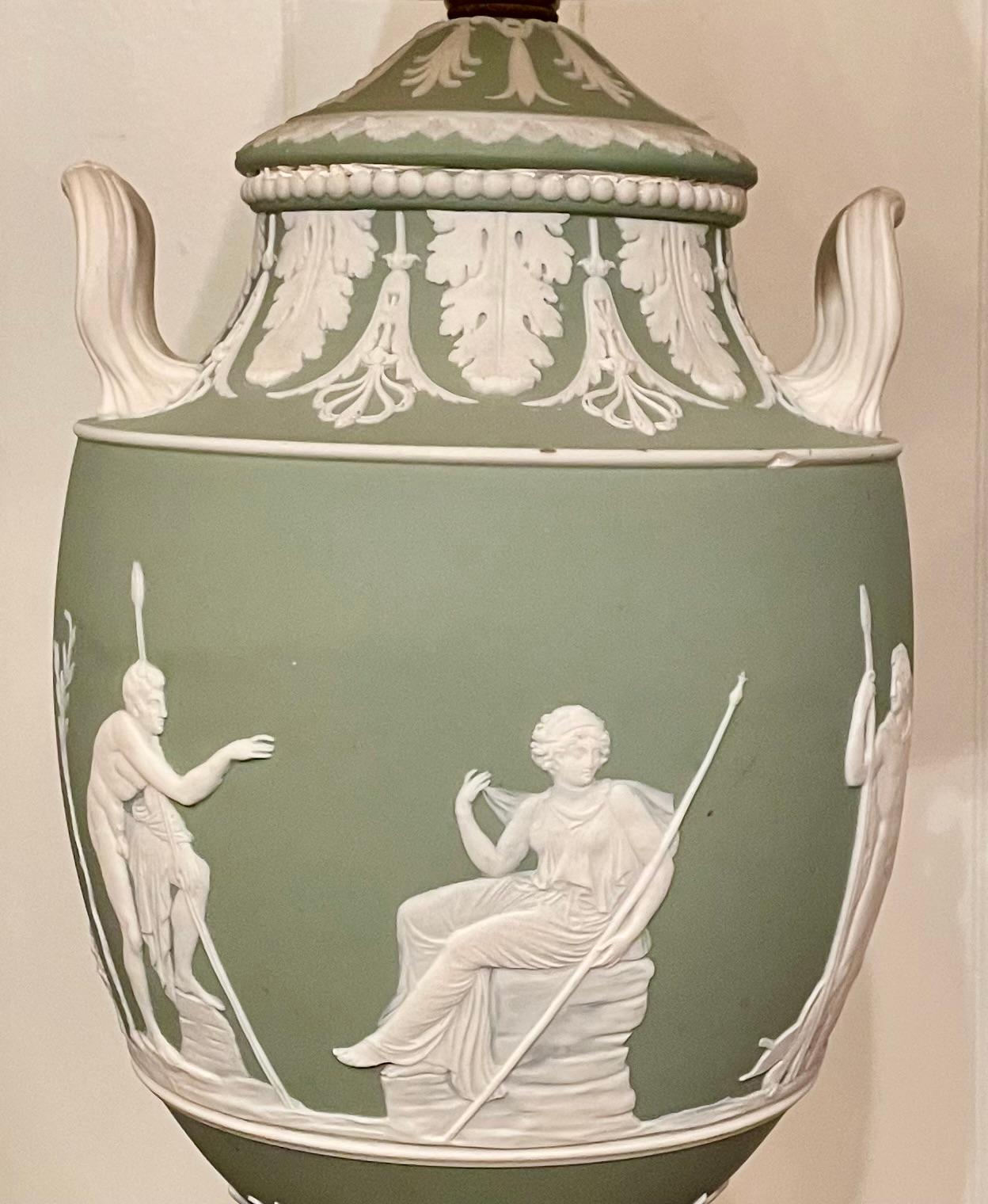 Pareja de lámparas antiguas de porcelana inglesa de Wedgwood de principios del siglo XX. en venta 1