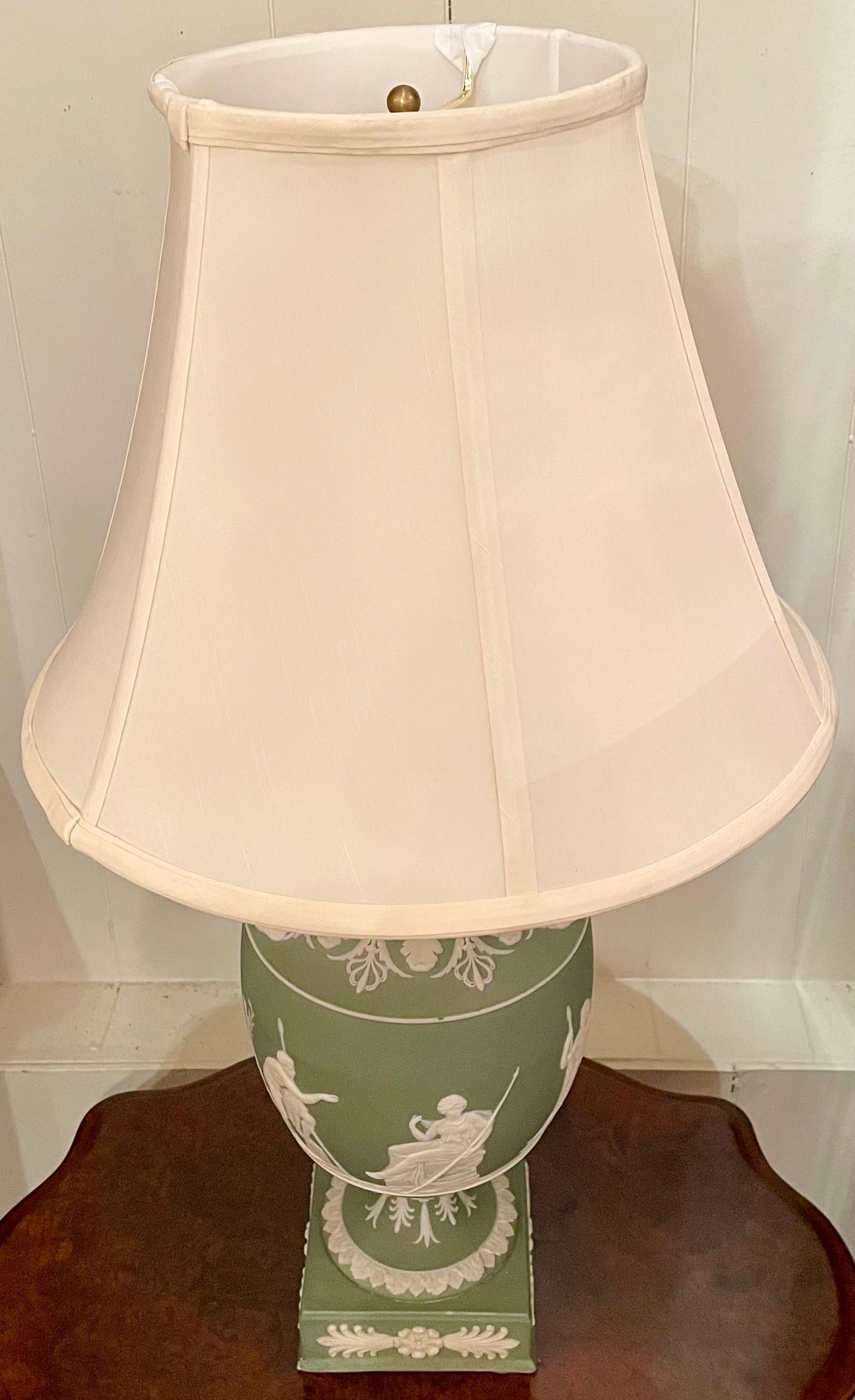Pareja de lámparas antiguas de porcelana inglesa de Wedgwood de principios del siglo XX. en venta 2