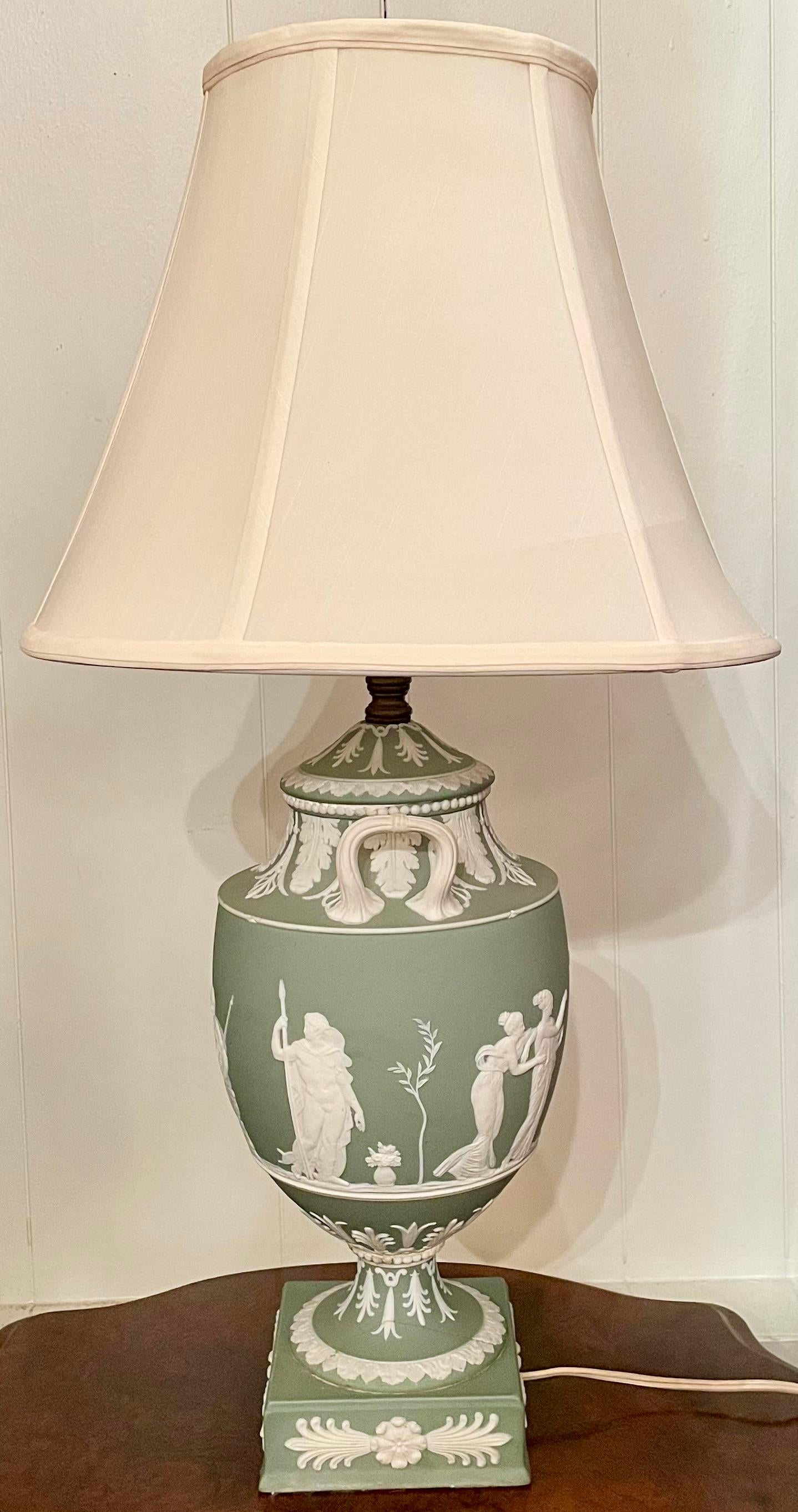 Pareja de lámparas antiguas de porcelana inglesa de Wedgwood de principios del siglo XX. en venta 3