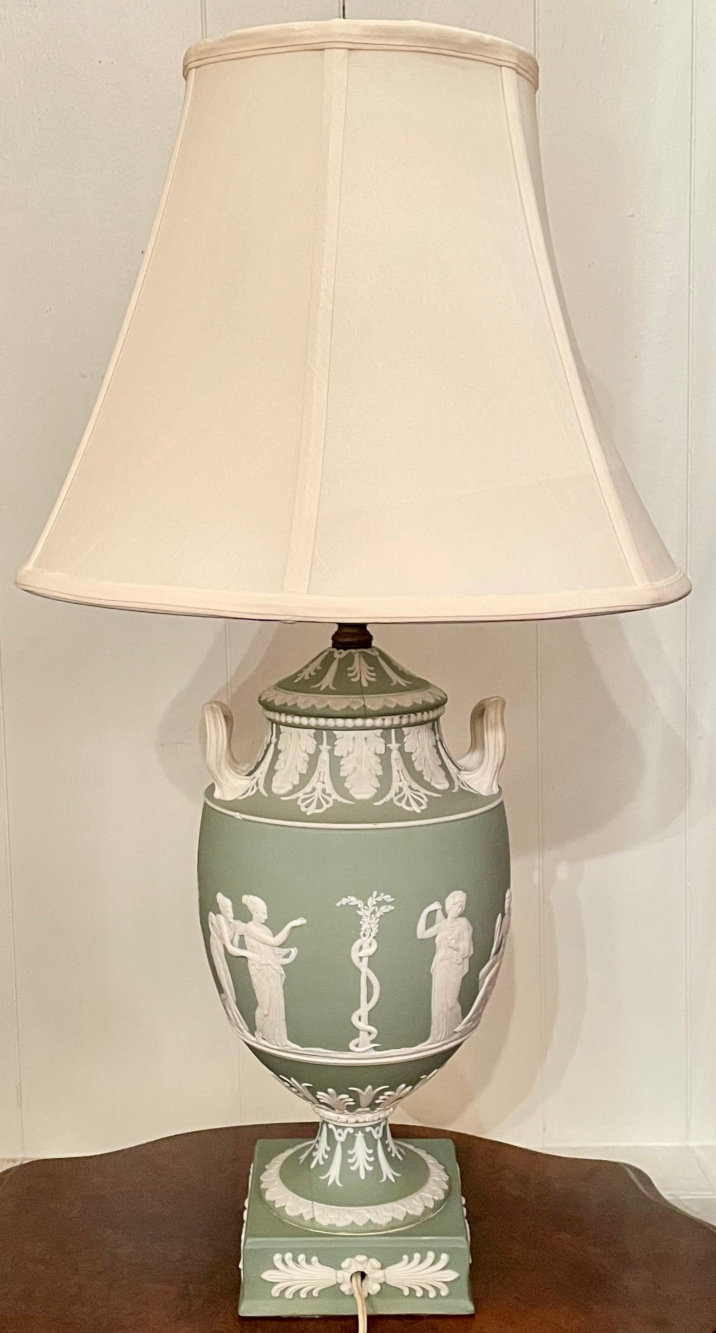 Pareja de lámparas antiguas de porcelana inglesa de Wedgwood de principios del siglo XX. en venta 4