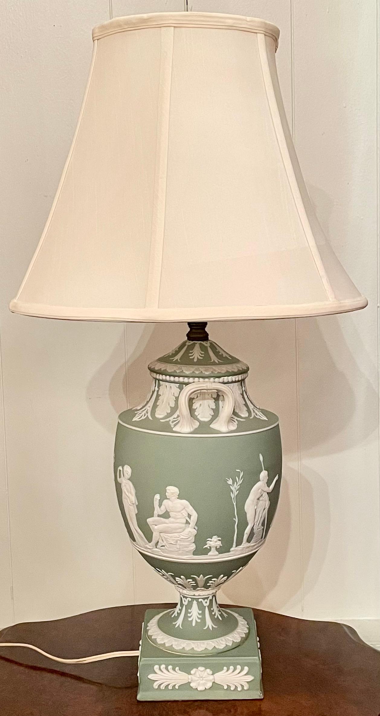 Pareja de lámparas antiguas de porcelana inglesa de Wedgwood de principios del siglo XX. en venta 5