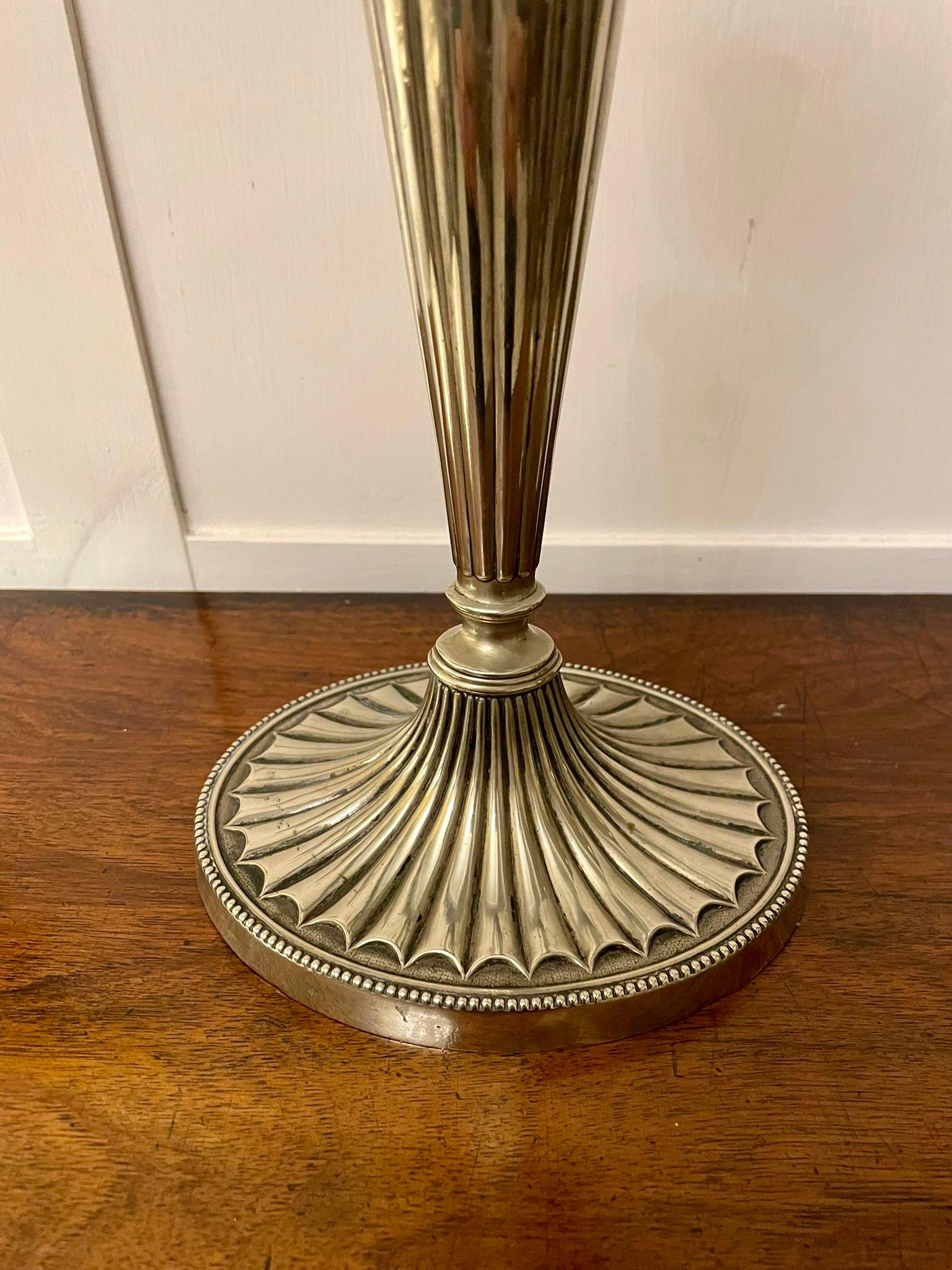 Inglese Coppia di antichi candelabri edoardiani dipinti in argento in vendita