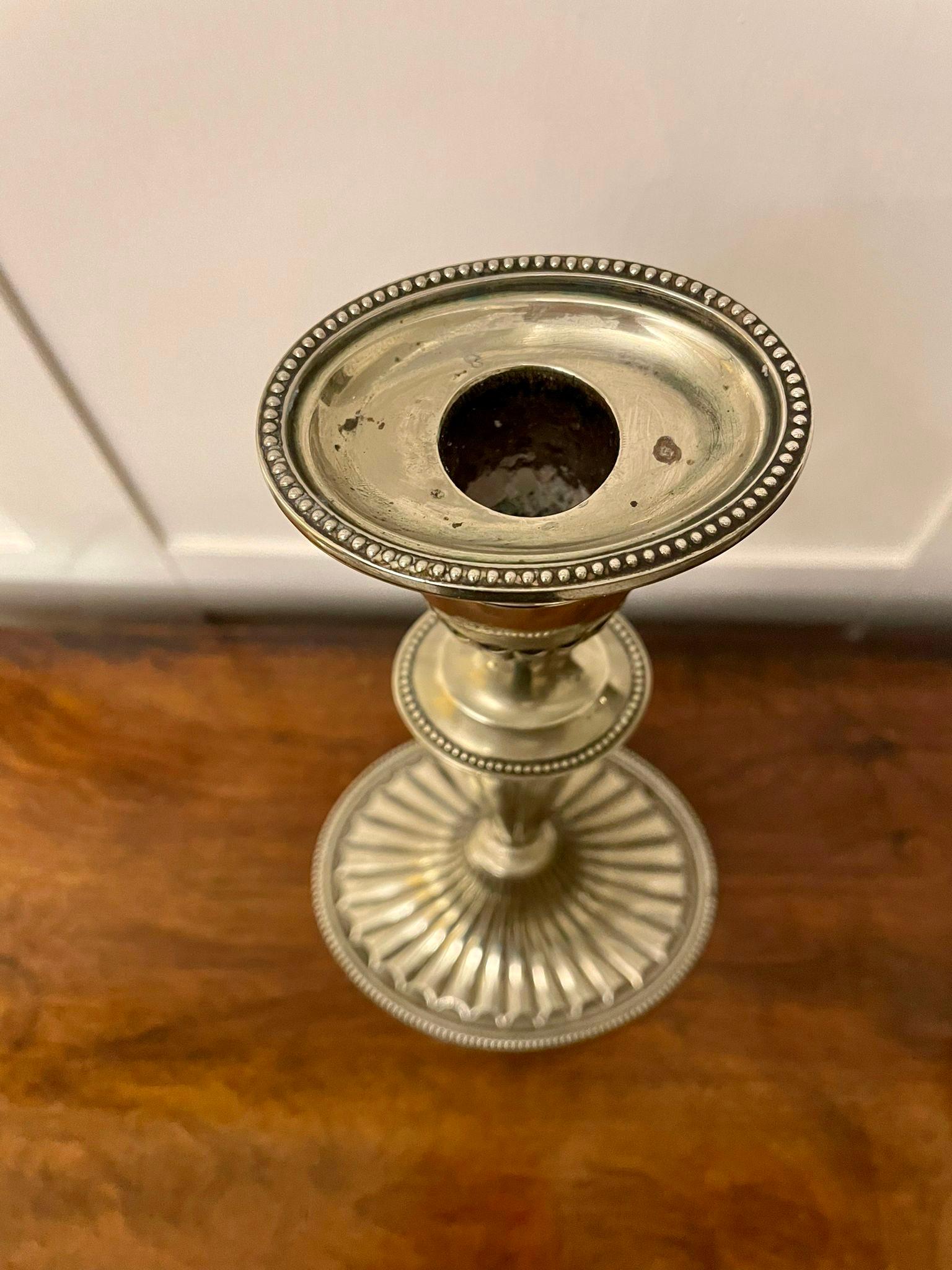 Coppia di antichi candelabri edoardiani dipinti in argento In condizioni buone in vendita a Suffolk, GB