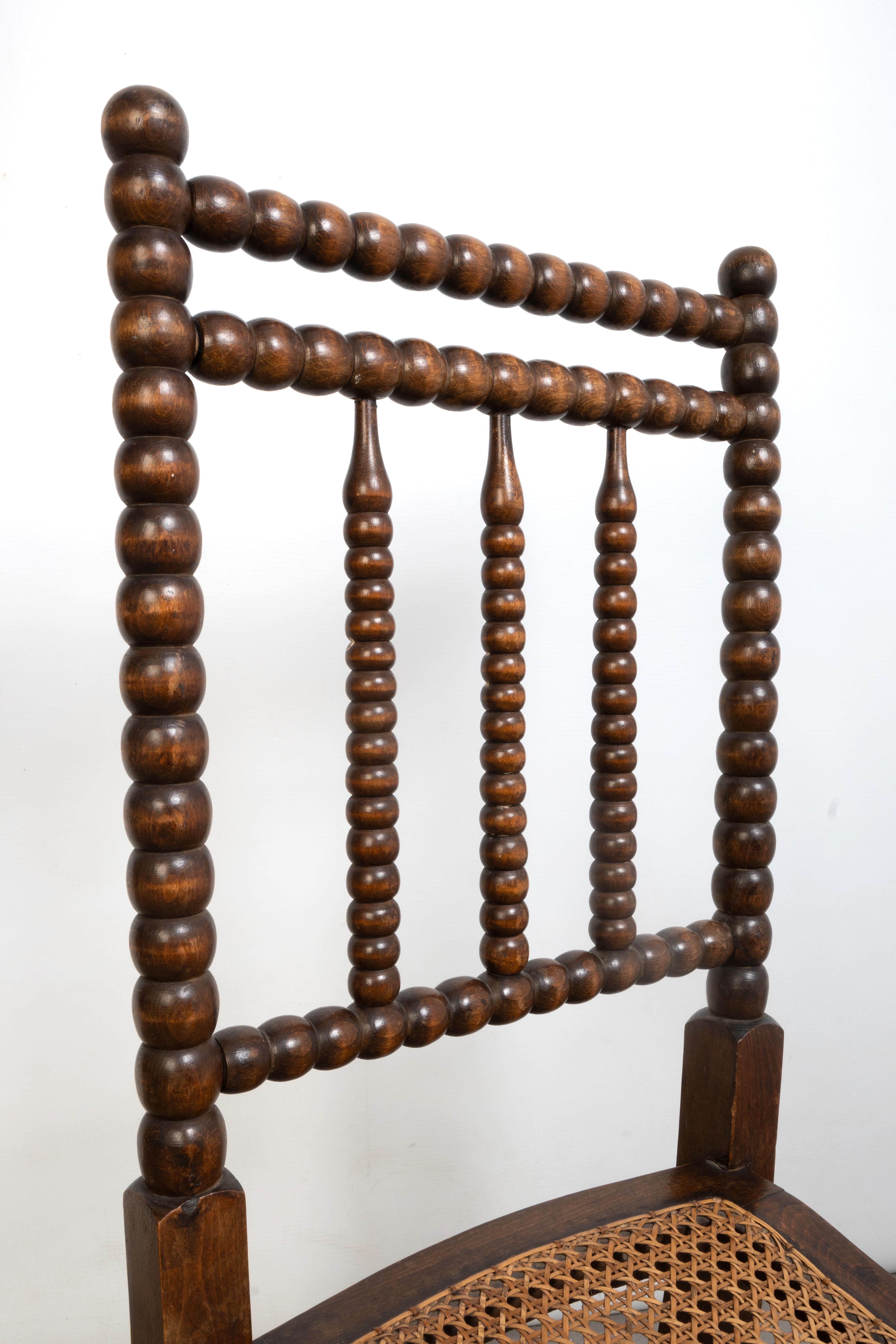 Paire d'anciennes chaises basses en canne à fuseau du 19e siècle des Arts and Crafts anglais en vente 4
