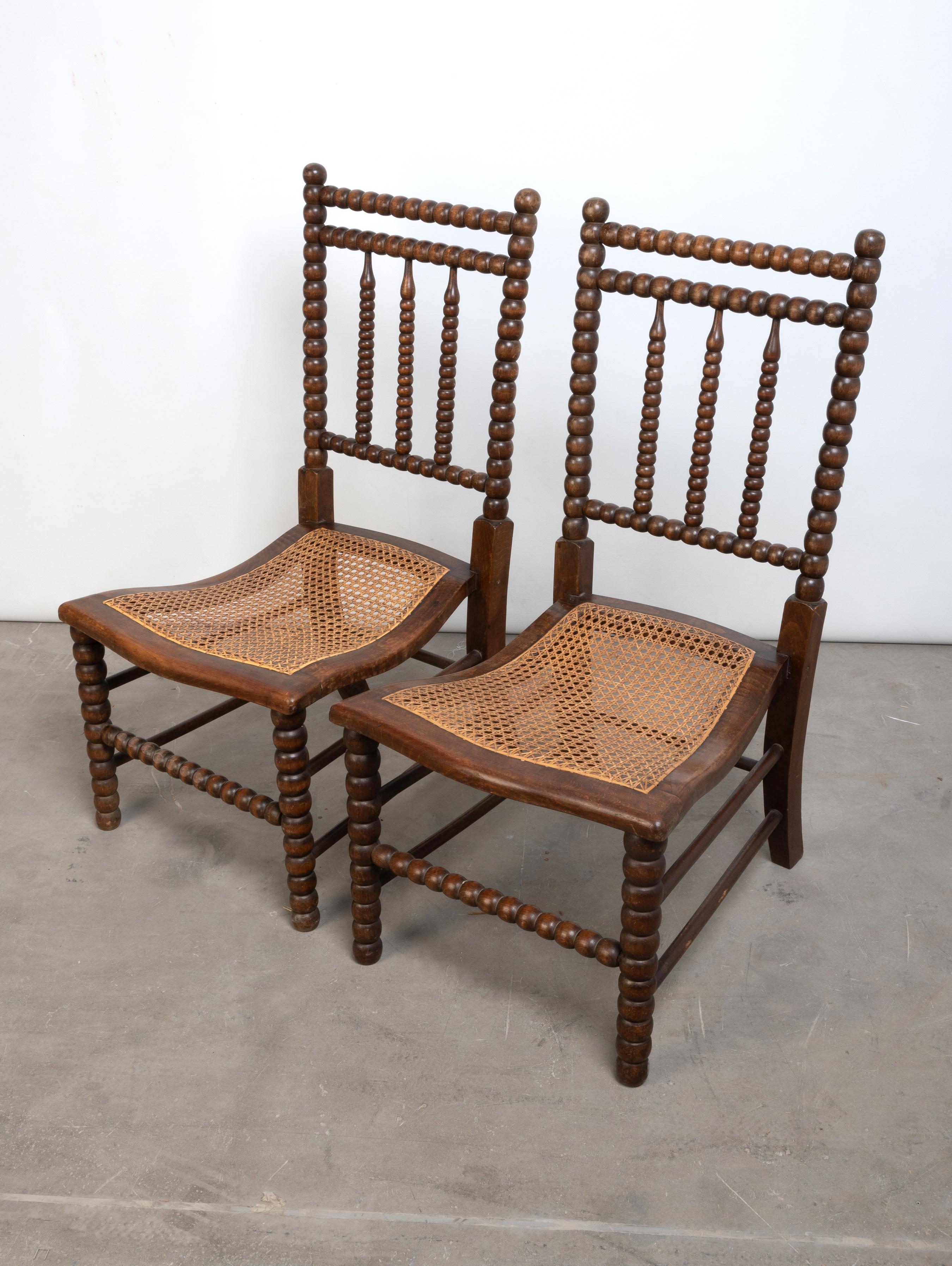 Paire d'anciennes chaises basses en canne à fuseau du 19e siècle des Arts and Crafts anglais en vente 6