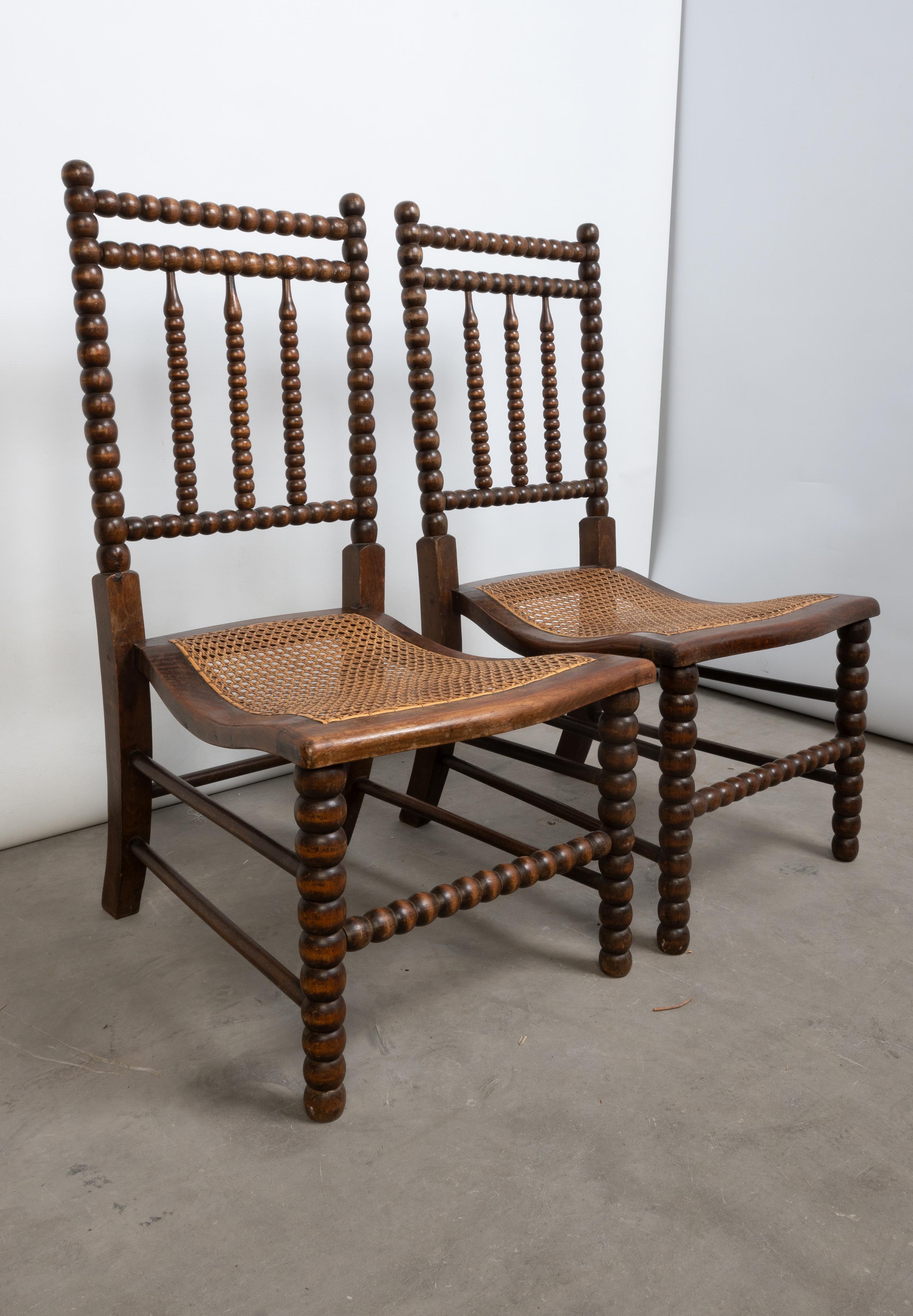 Paire d'anciennes chaises basses en canne à fuseau du 19e siècle des Arts and Crafts anglais en vente 10