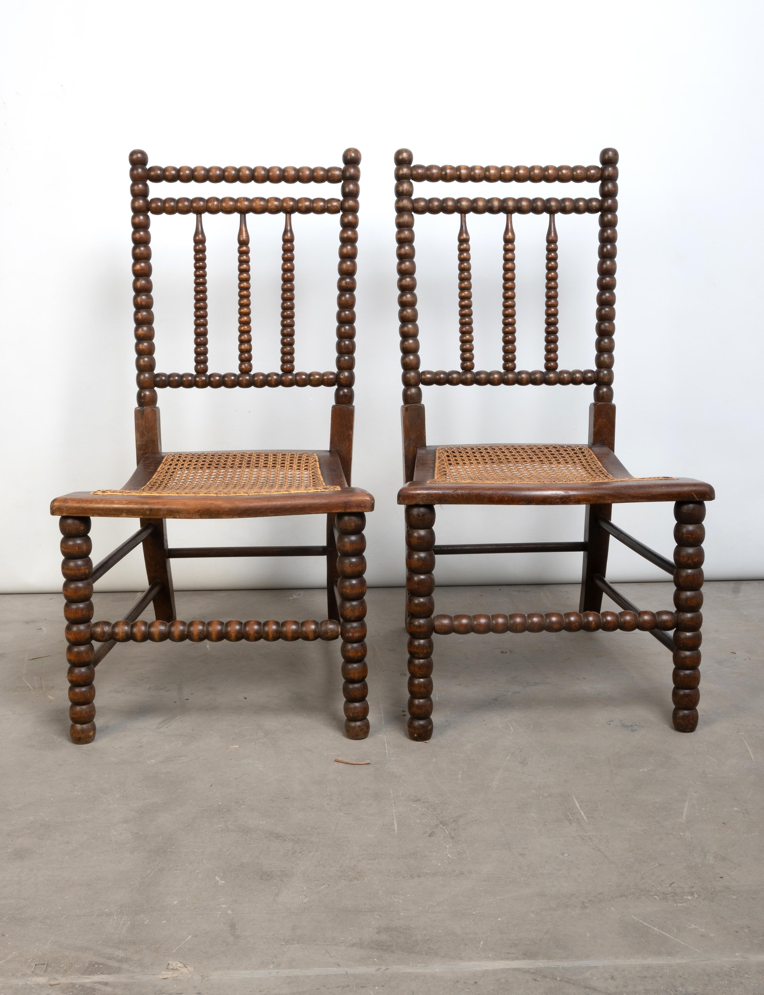 Paire d'anciennes chaises basses en canne à fuseau du 19e siècle des Arts and Crafts anglais en vente 11