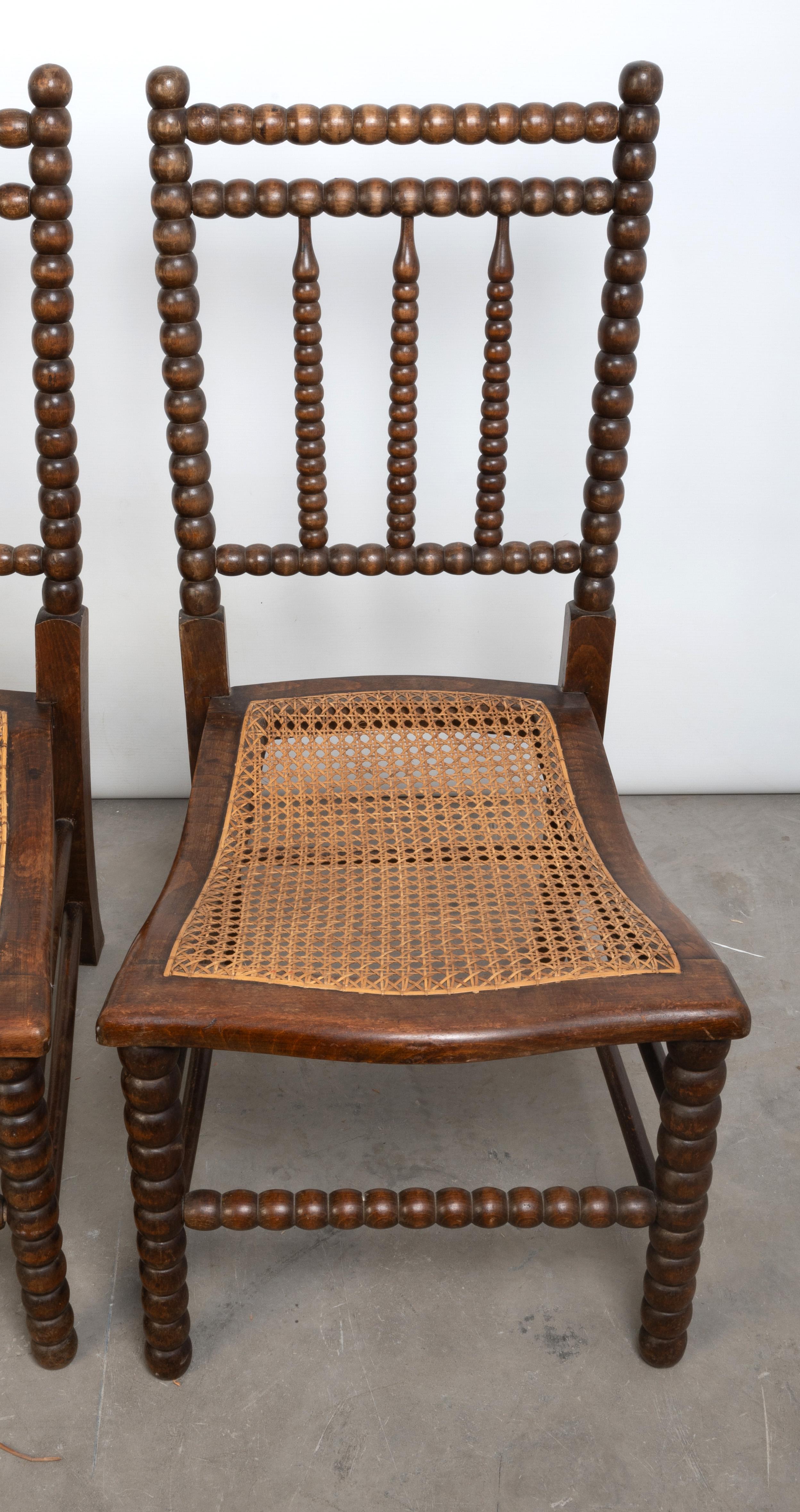 Anglais Paire d'anciennes chaises basses en canne à fuseau du 19e siècle des Arts and Crafts anglais en vente