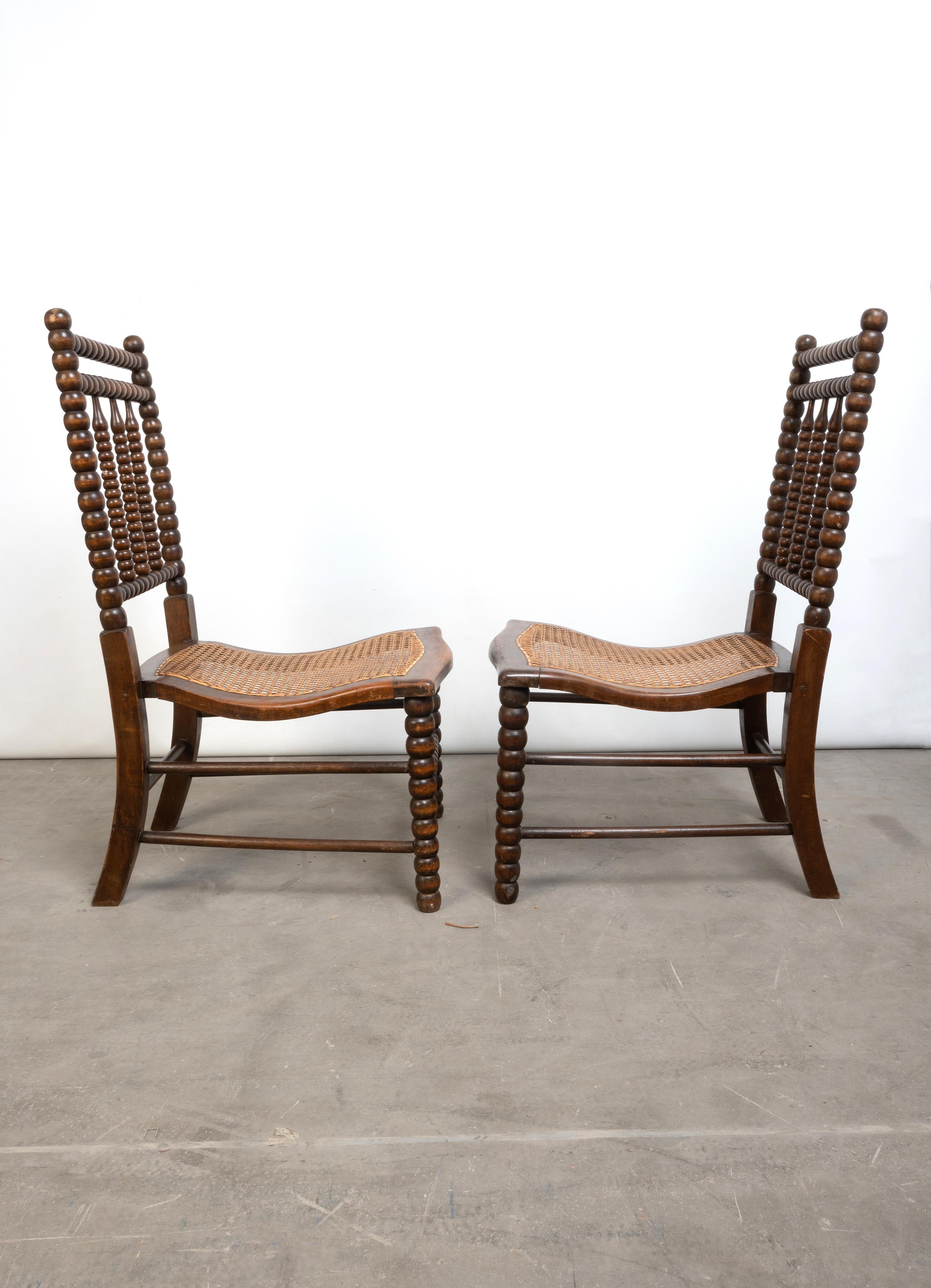Paire d'anciennes chaises basses en canne à fuseau du 19e siècle des Arts and Crafts anglais Bon état - En vente à London, GB