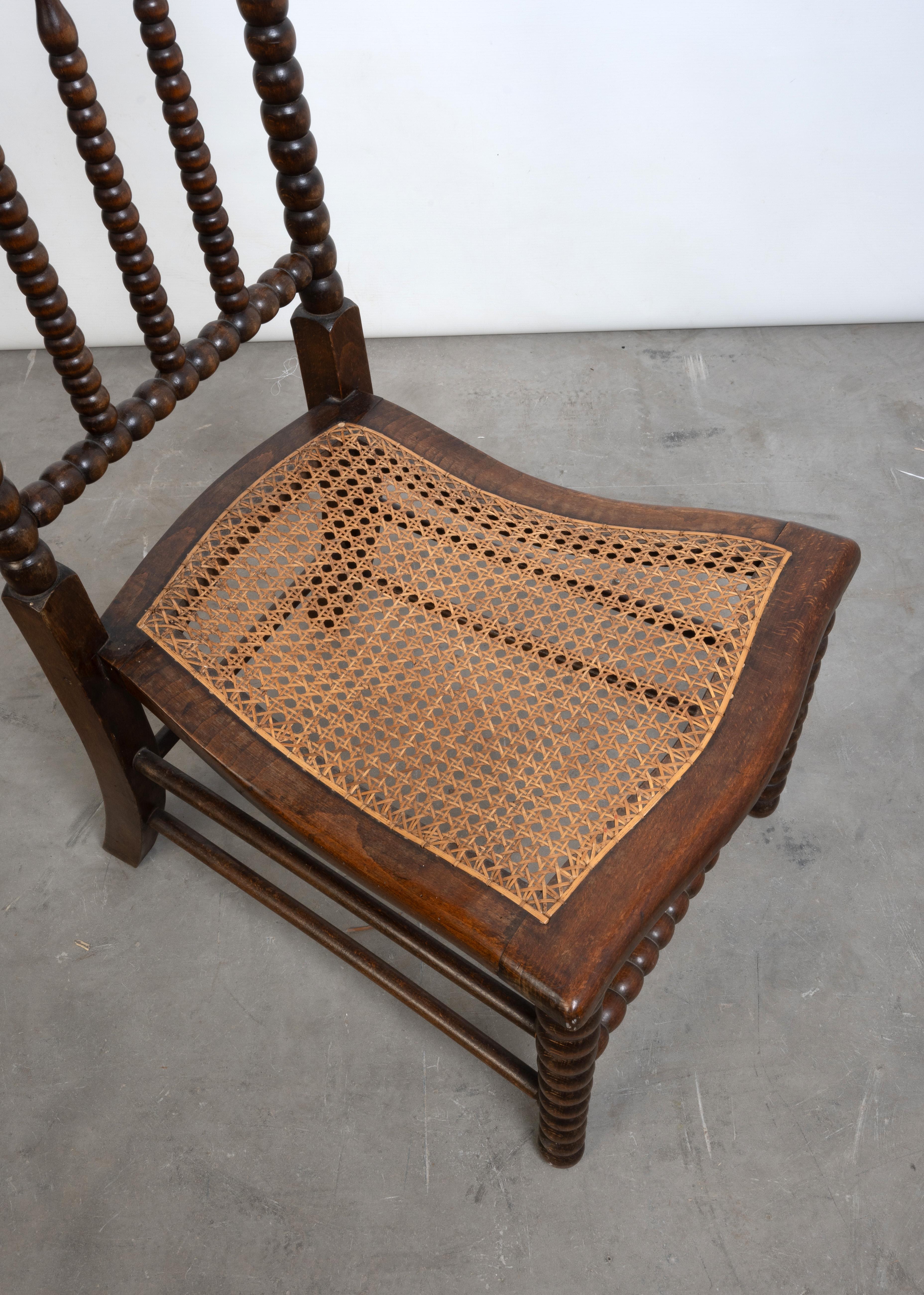 XIXe siècle Paire d'anciennes chaises basses en canne à fuseau du 19e siècle des Arts and Crafts anglais en vente