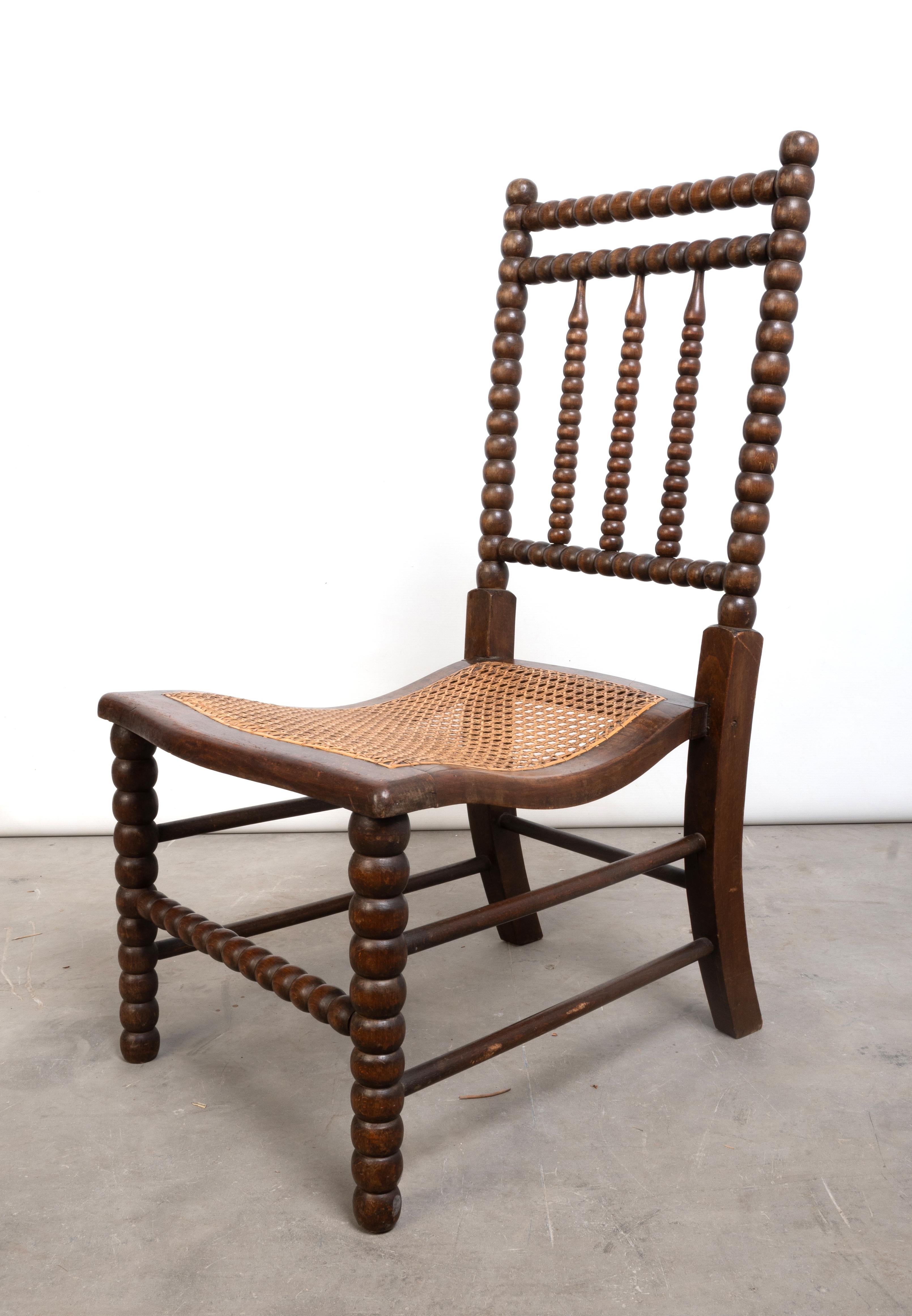 Canne Paire d'anciennes chaises basses en canne à fuseau du 19e siècle des Arts and Crafts anglais en vente