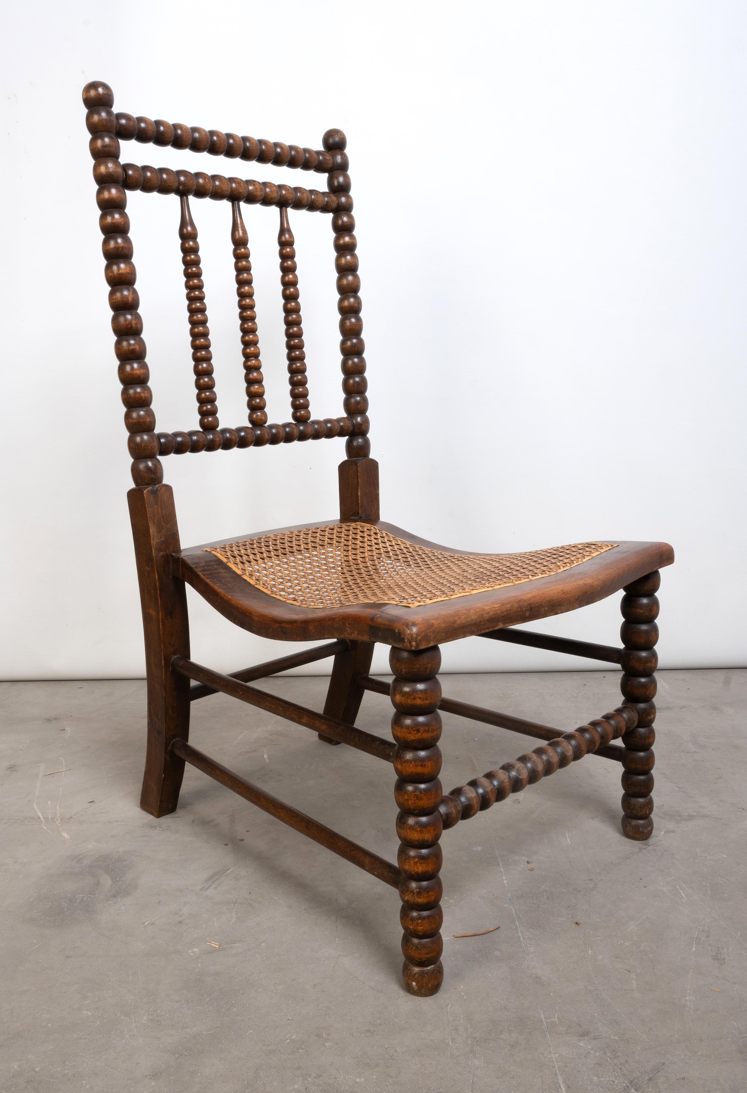 Paire d'anciennes chaises basses en canne à fuseau du 19e siècle des Arts and Crafts anglais en vente 1