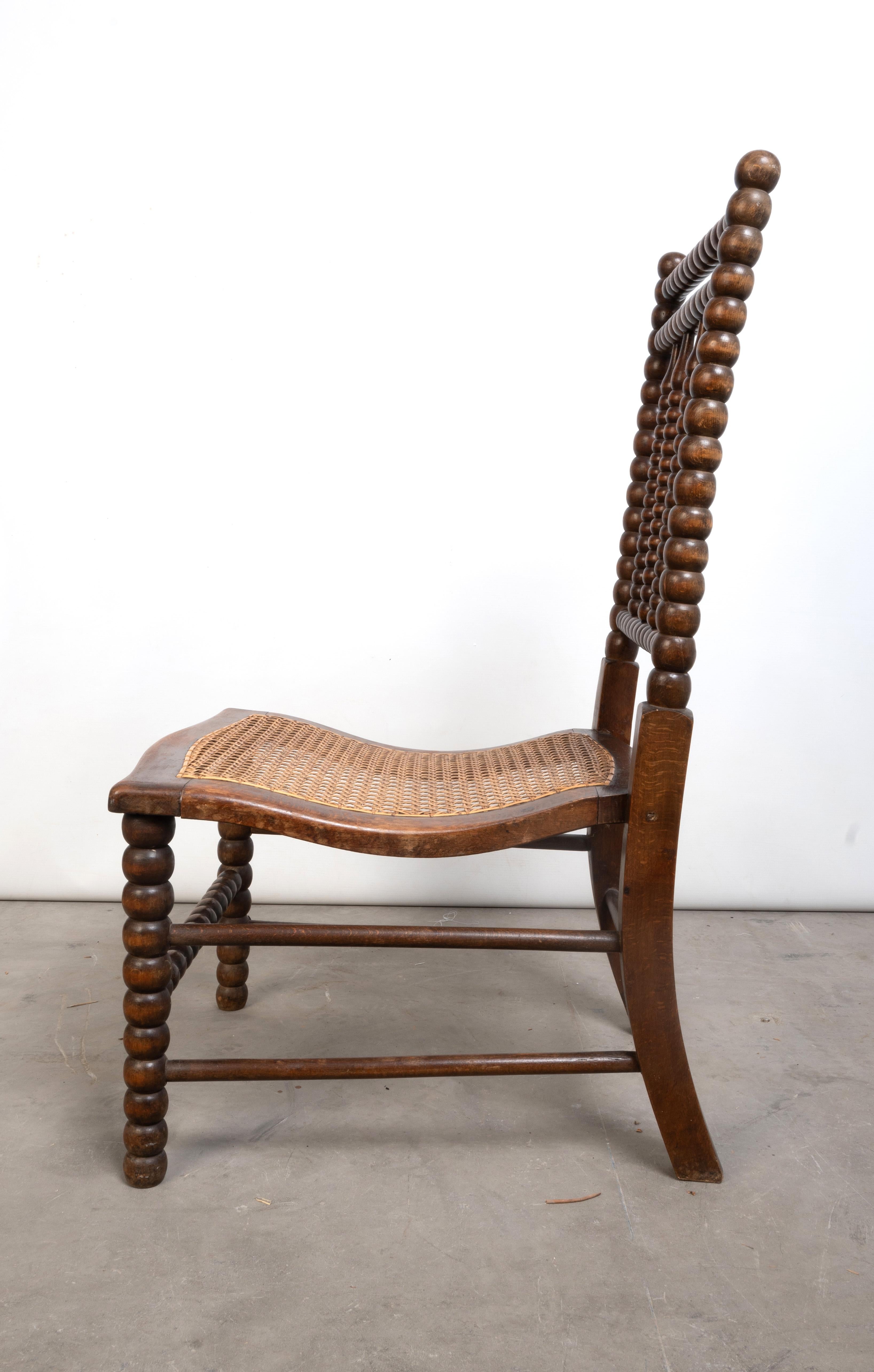 Paire d'anciennes chaises basses en canne à fuseau du 19e siècle des Arts and Crafts anglais en vente 2