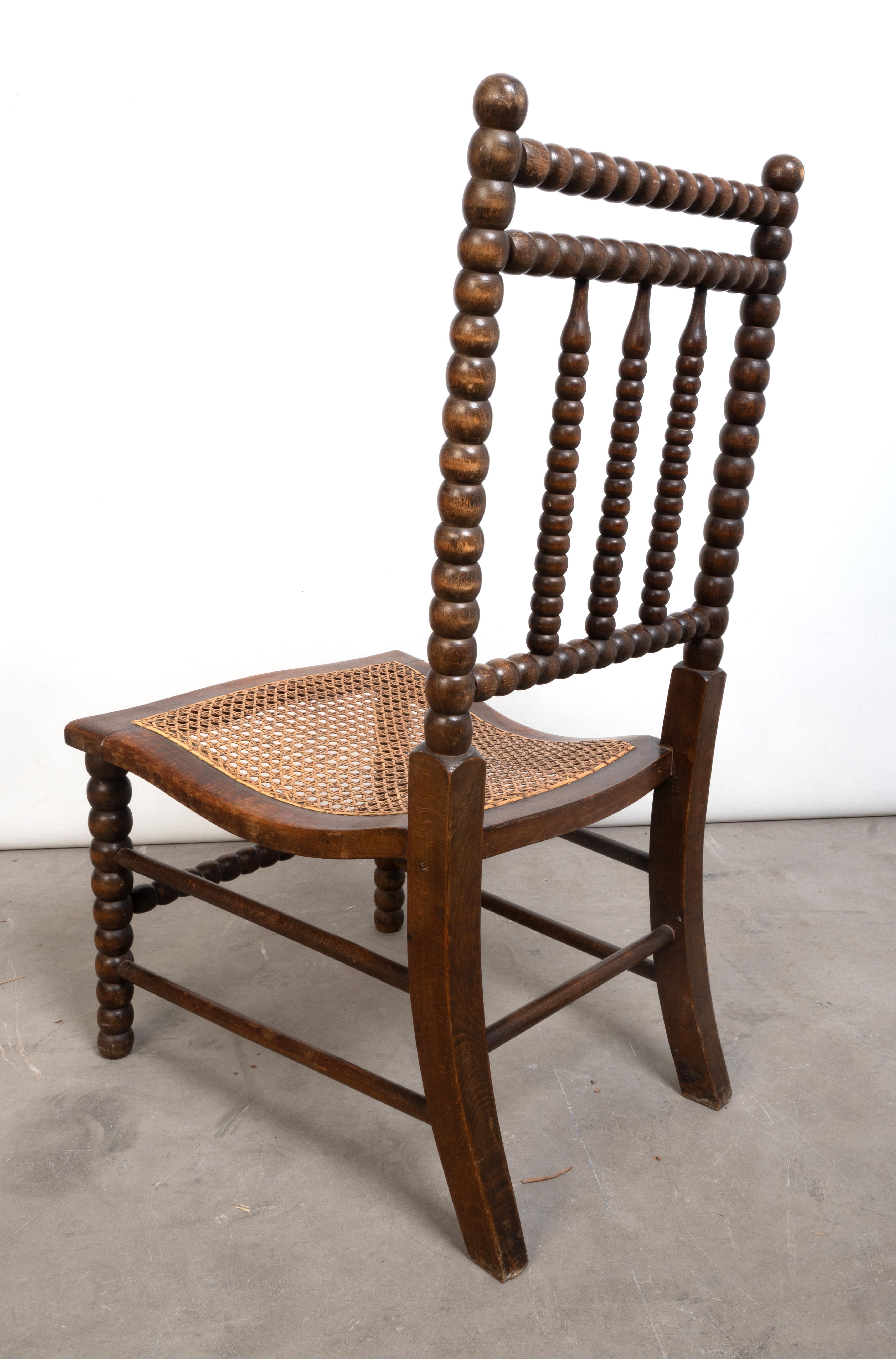 Paire d'anciennes chaises basses en canne à fuseau du 19e siècle des Arts and Crafts anglais en vente 3