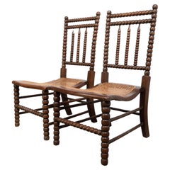 Pareja de sillas auxiliares bajas inglesas antiguas del siglo XIX Arts And Crafts Bobbin Cane