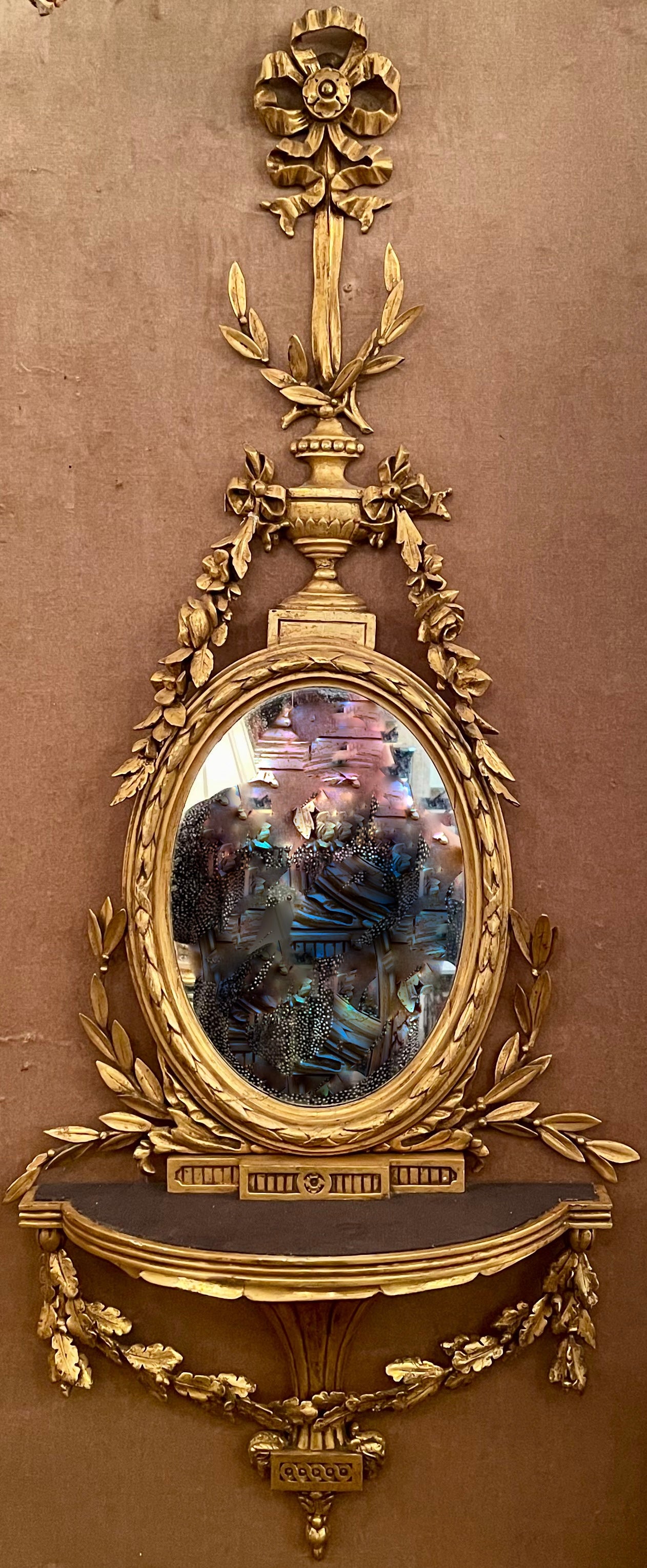 Anglais Paire de miroirs anciens en bois sculpté et doré de style Adams, vers 1880. en vente
