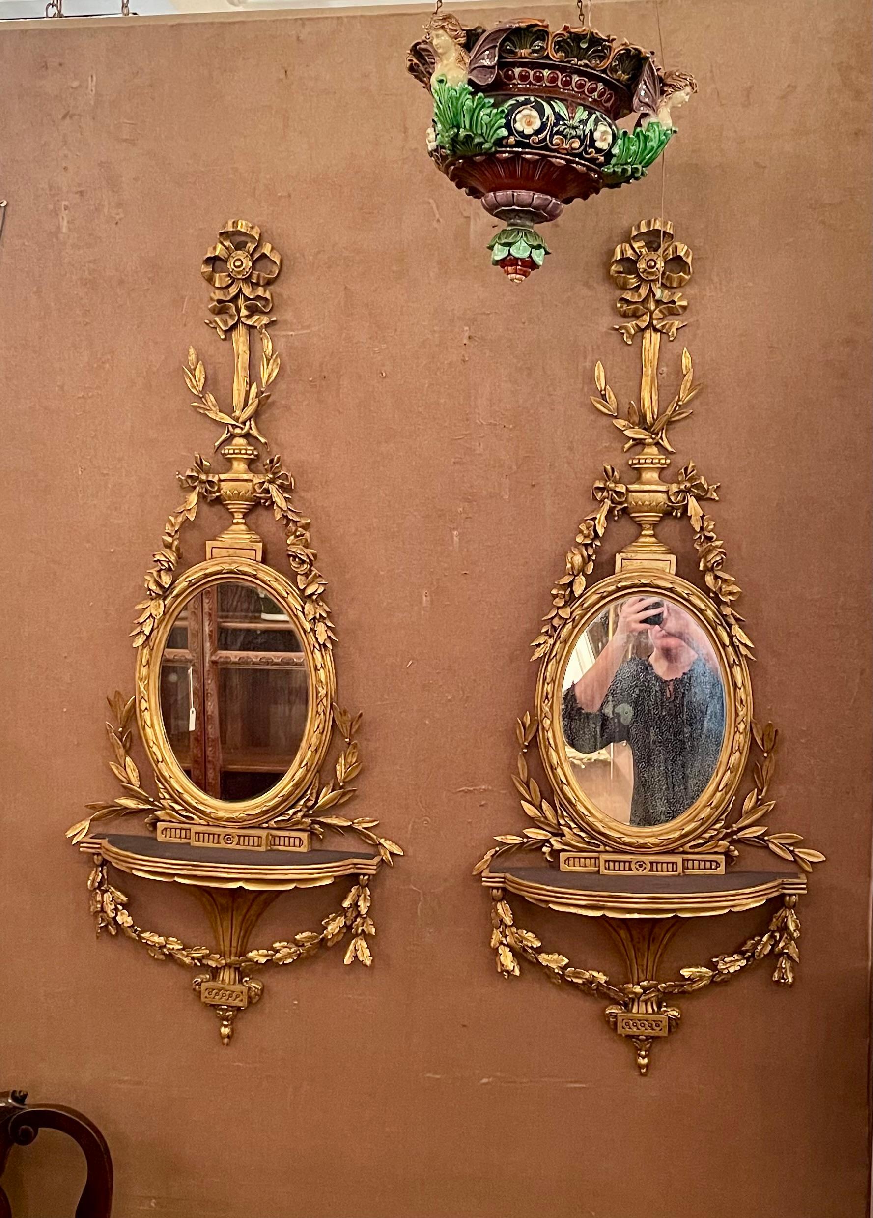 Paire de miroirs anciens en bois sculpté et doré de style Adams, vers 1880. en vente 3
