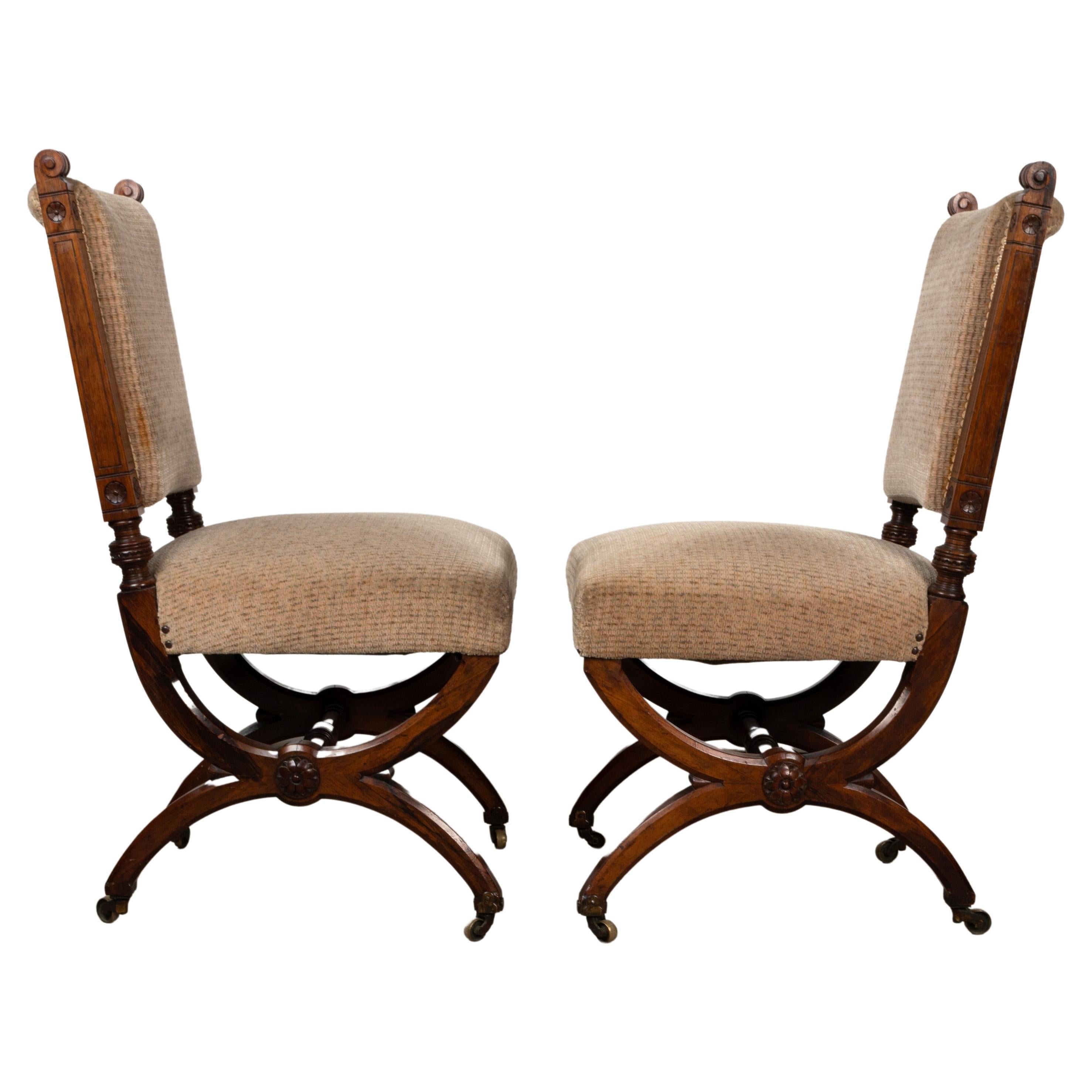 Paar antike englische Stretcher-Beistellstühle mit X-Rahmen aus der Ästhetizismus