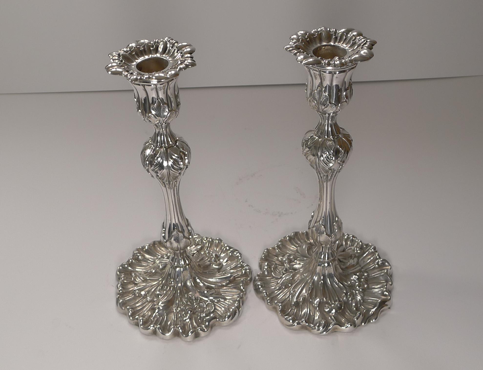 Plaqué argent Paire de chandeliers anglais anciens Art nouveau de style Art nouveau vers 1900, Art nouveau en vente