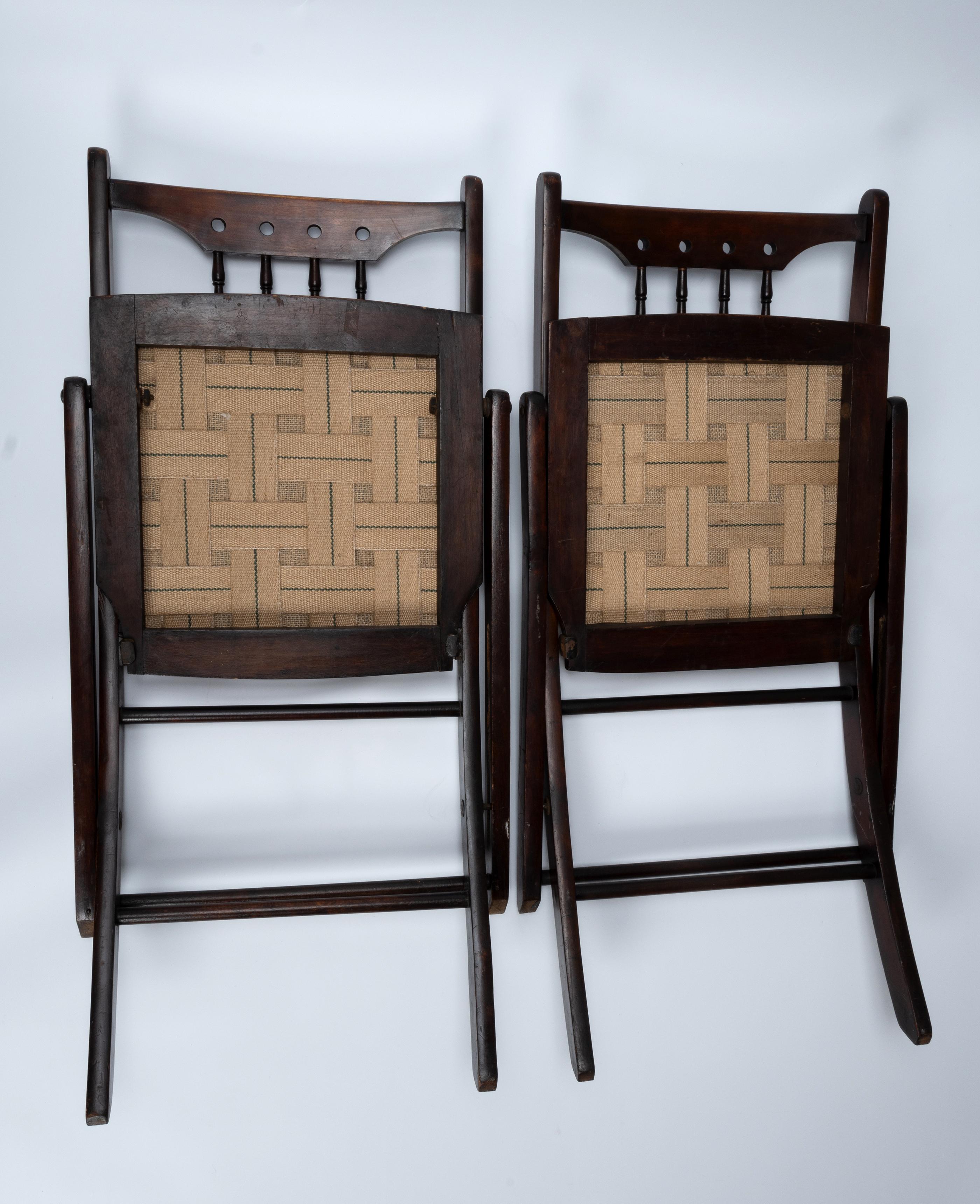 Pareja de sillas laterales plegables inglesas antiguas Arts And Crafts Sillas Hall C.1890 Inglés en venta