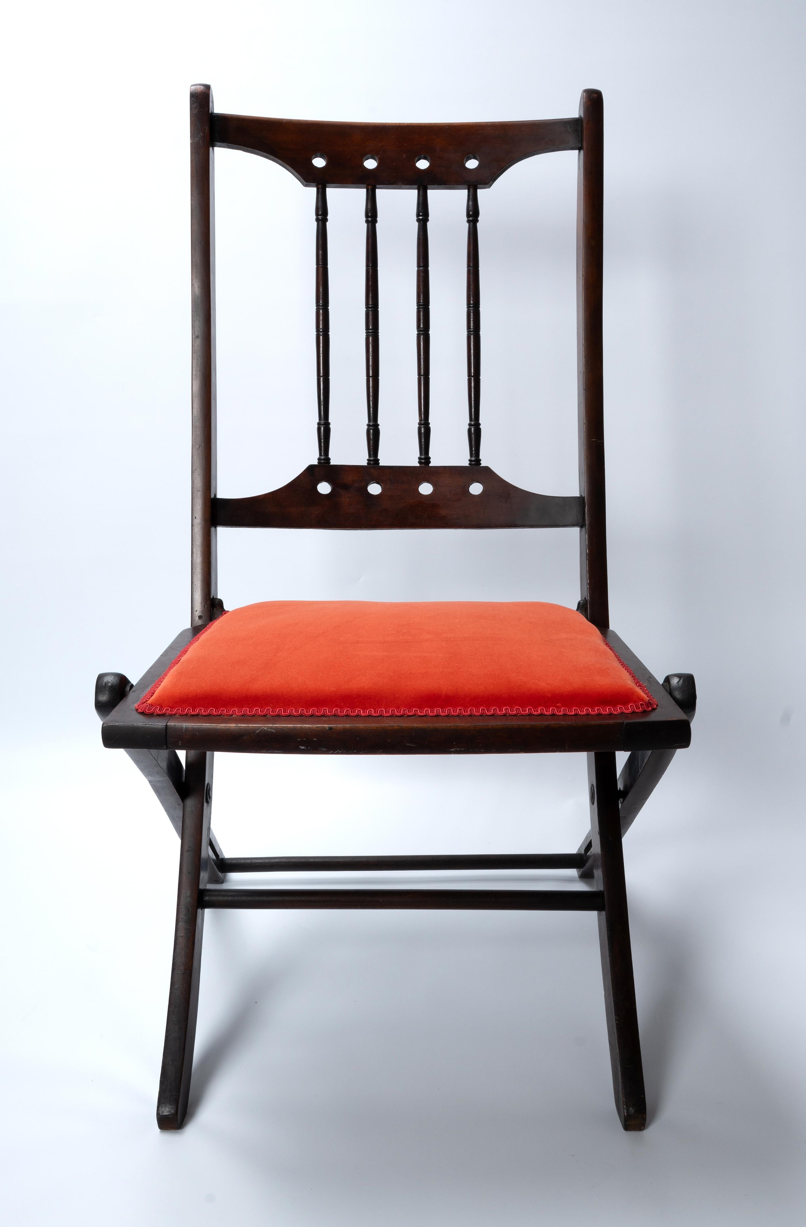 Pareja de sillas laterales plegables inglesas antiguas Arts And Crafts Sillas Hall C.1890 siglo XIX en venta