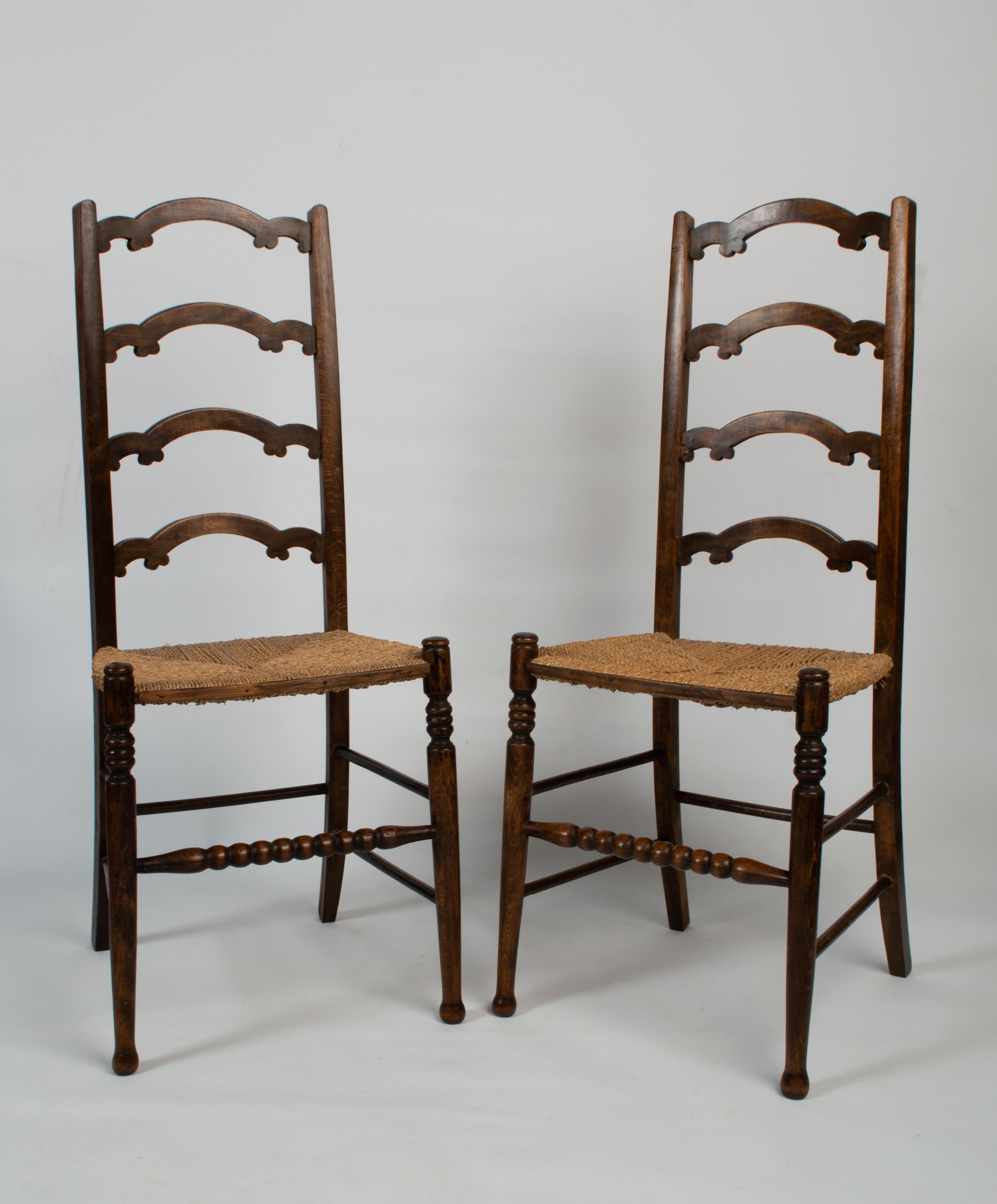 Ein Paar antike englische Arts & Crafts William Birch Liberty & Co. Stühle mit Binsen (Arts and Crafts) im Angebot