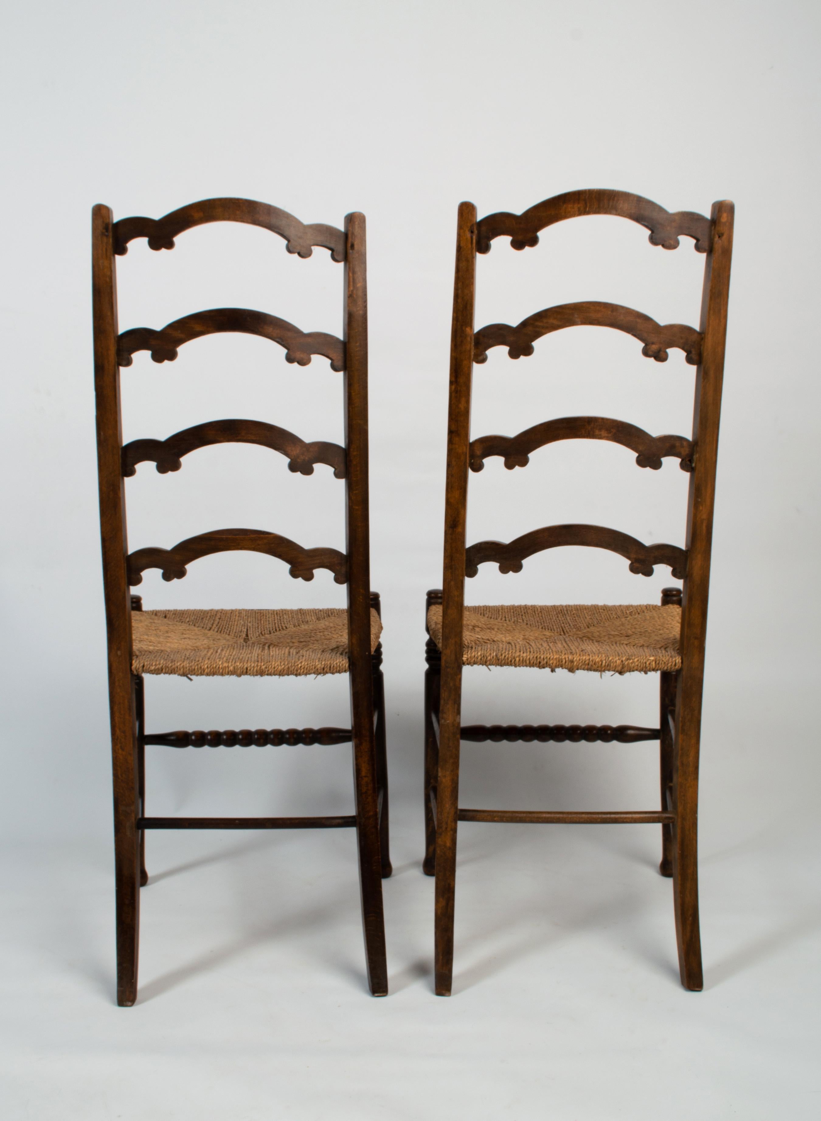 Ein Paar antike englische Arts & Crafts William Birch Liberty & Co. Stühle mit Binsen (Englisch) im Angebot