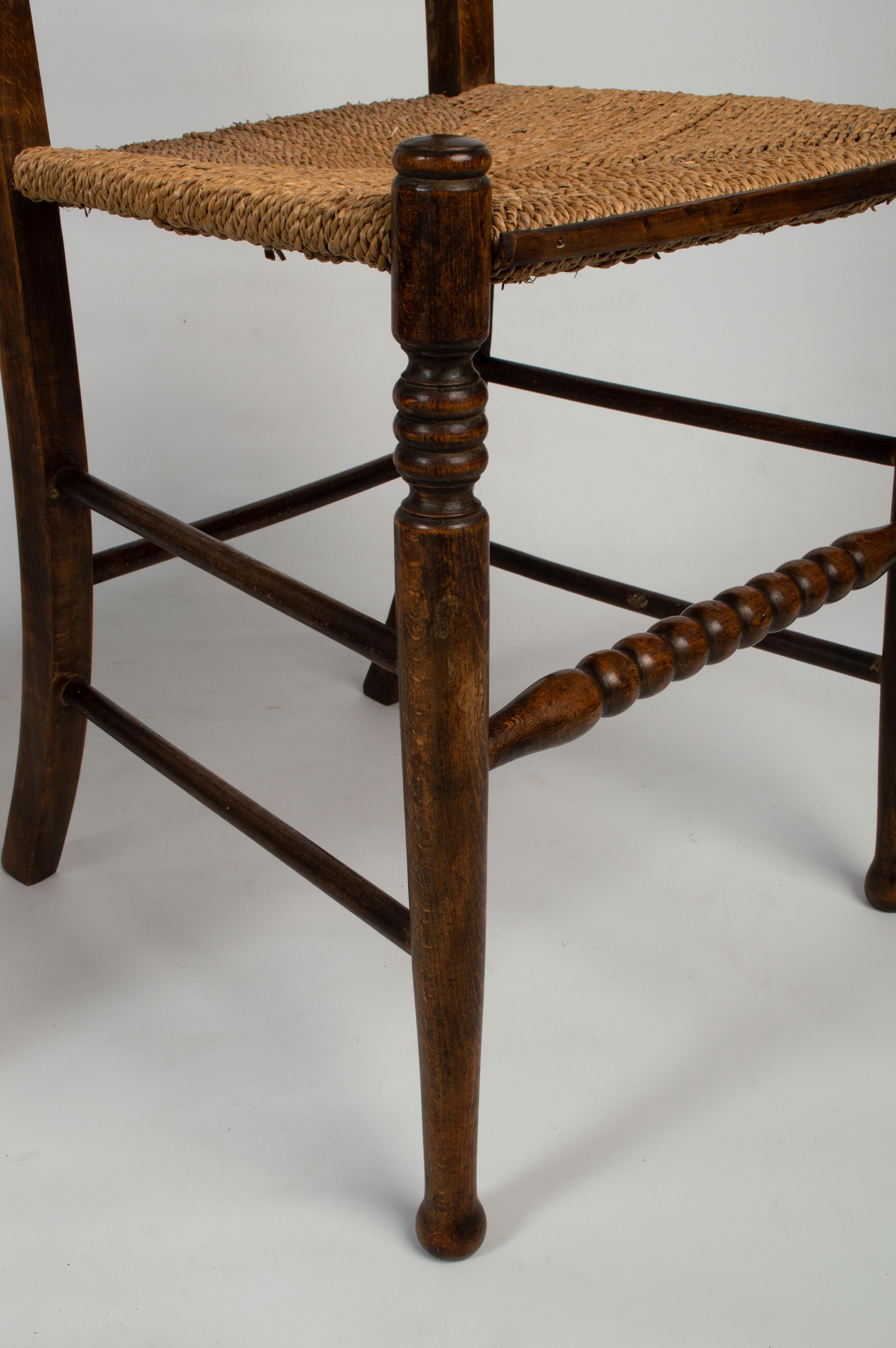 Ein Paar antike englische Arts & Crafts William Birch Liberty & Co. Stühle mit Binsen im Zustand „Gut“ im Angebot in London, GB