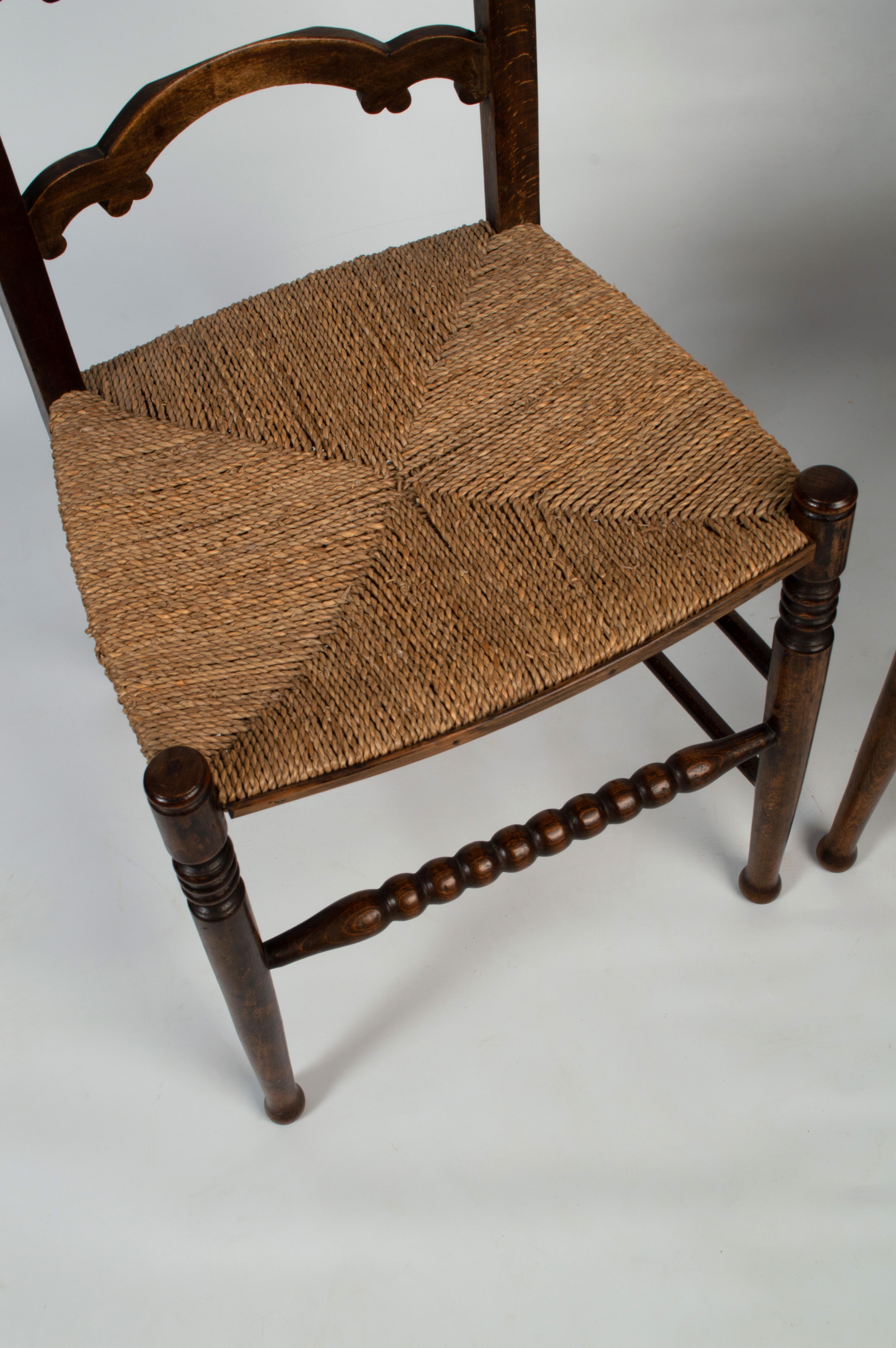 Ein Paar antike englische Arts & Crafts William Birch Liberty & Co. Stühle mit Binsen im Angebot 2