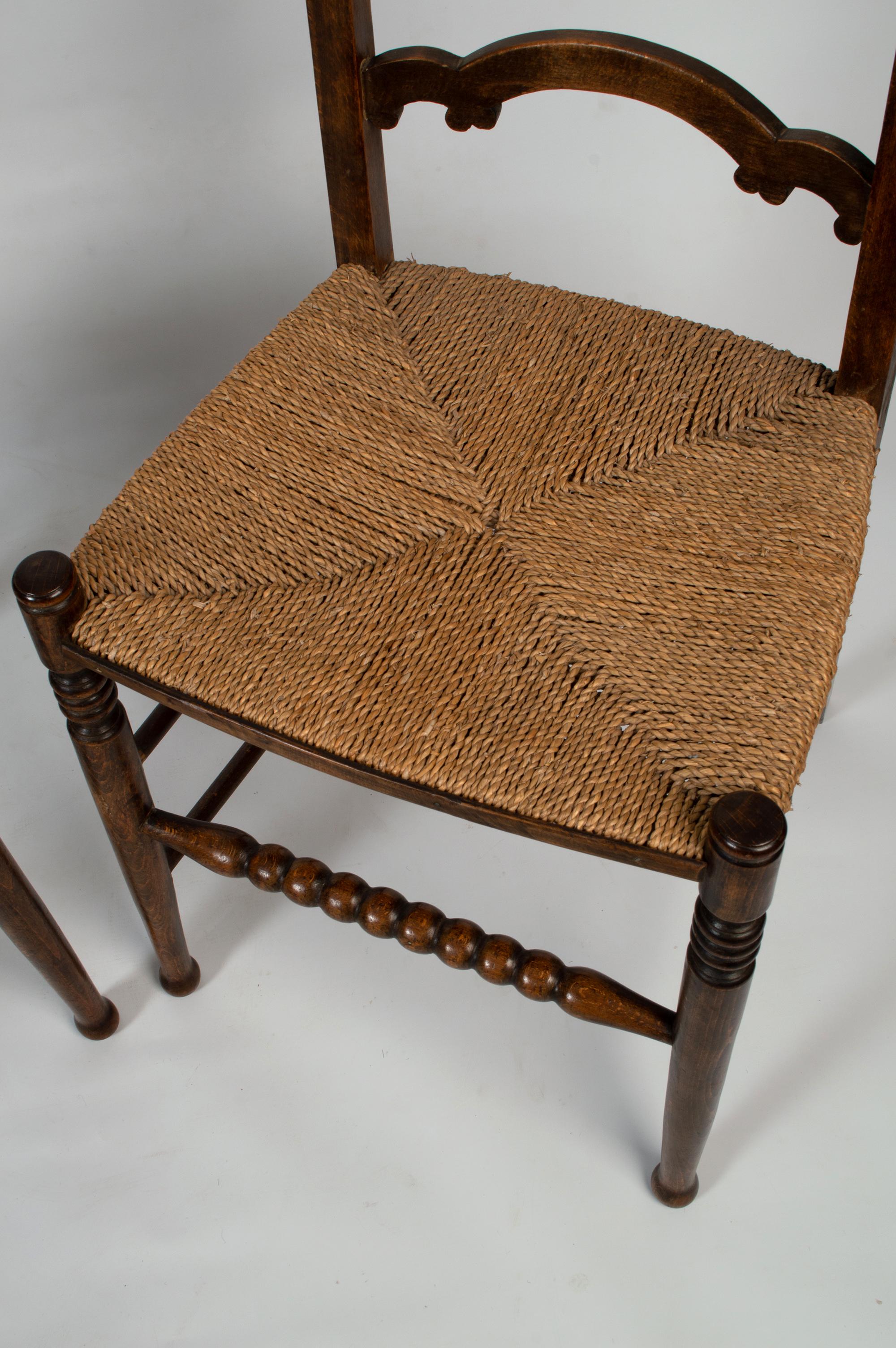 Ein Paar antike englische Arts & Crafts William Birch Liberty & Co. Stühle mit Binsen im Angebot 3