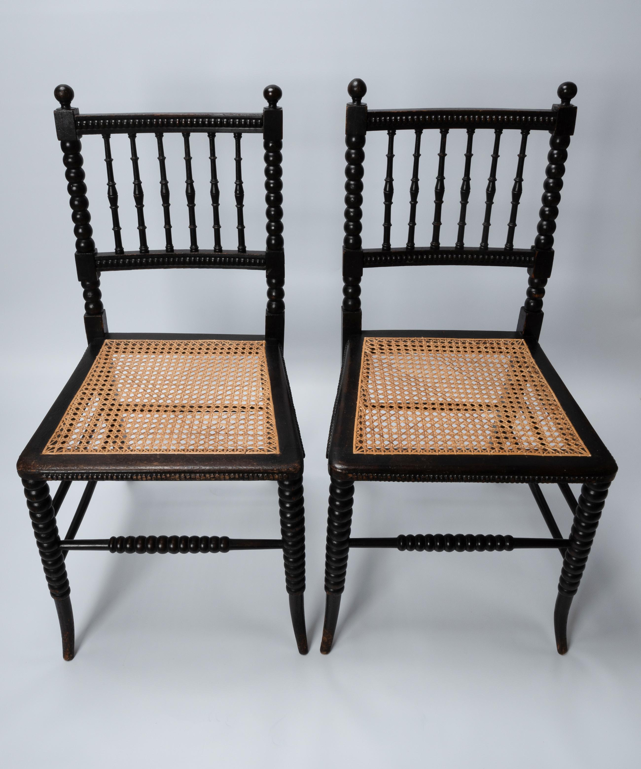 Paire de chaises d'appoint anglaises tournées aux fuseaux, C.1880
Bonne construction solide. Patine joliment vieillie sur les cadres en chêne.
La bastonnade est bonne pour les deux, elle a été refaite récemment.
En très bon état, compte tenu de son