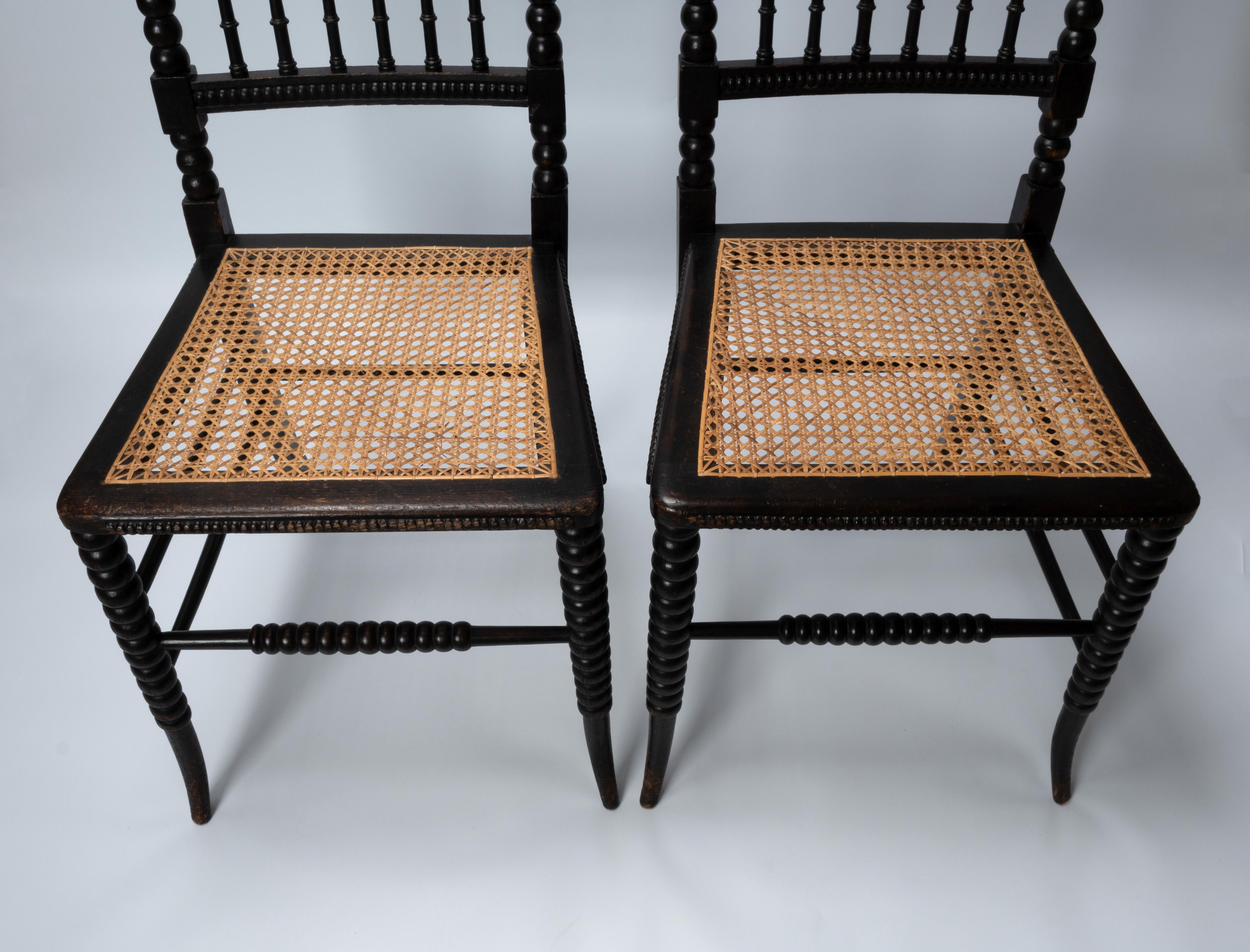 Anglais Paire de chaises d'appoint anglaises anciennes Bobbin Turned Cane Hall chairs C.1880 en vente