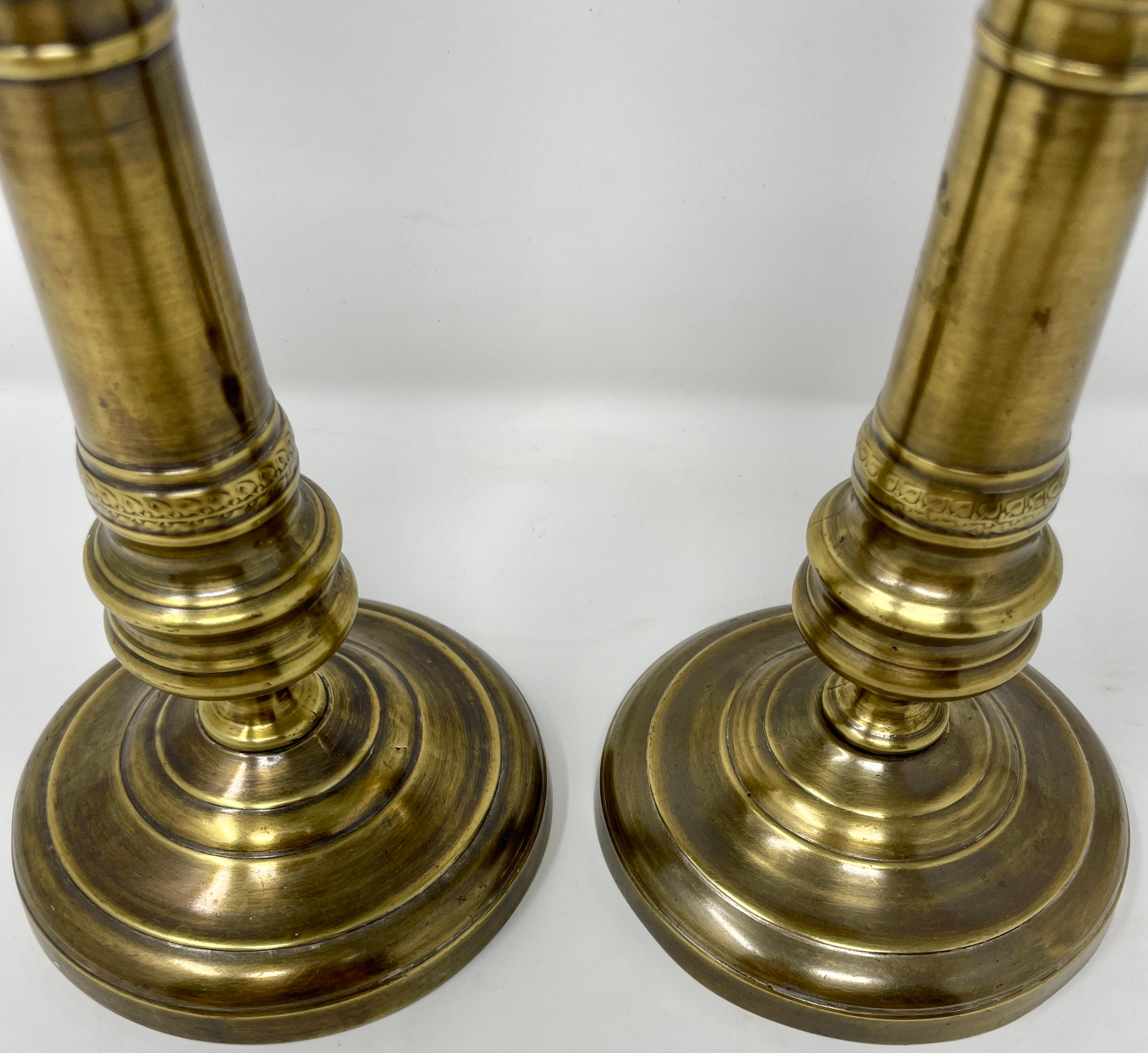 Pair Antique English Brass Candlesticks, Circa 1800-1810 In Good Condition For Sale In New Orleans, LA