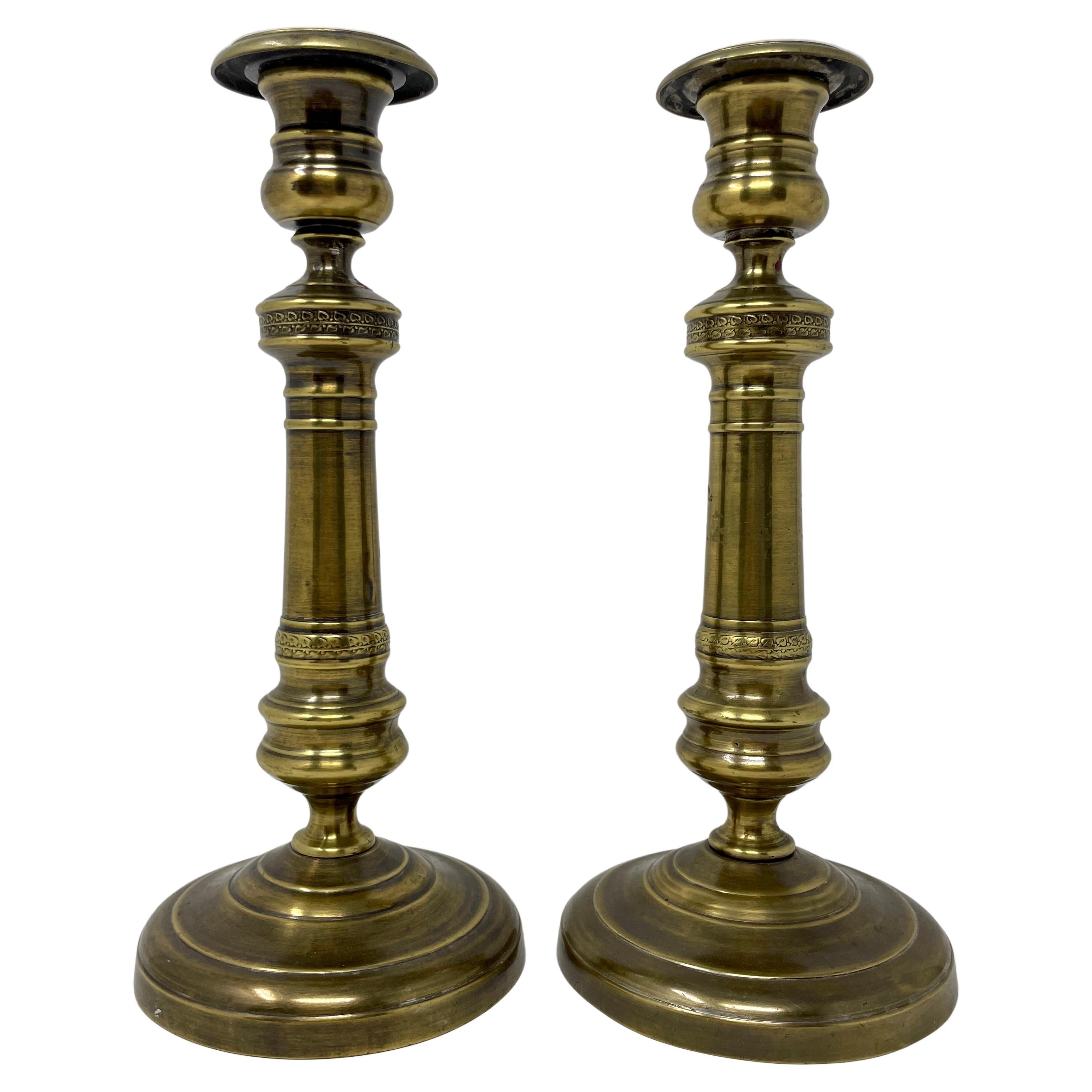 Paire de chandeliers anglais anciens en laiton, vers 1800-1810