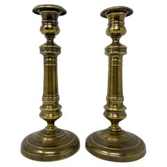 Paire de chandeliers anglais anciens en laiton, vers 1800-1810