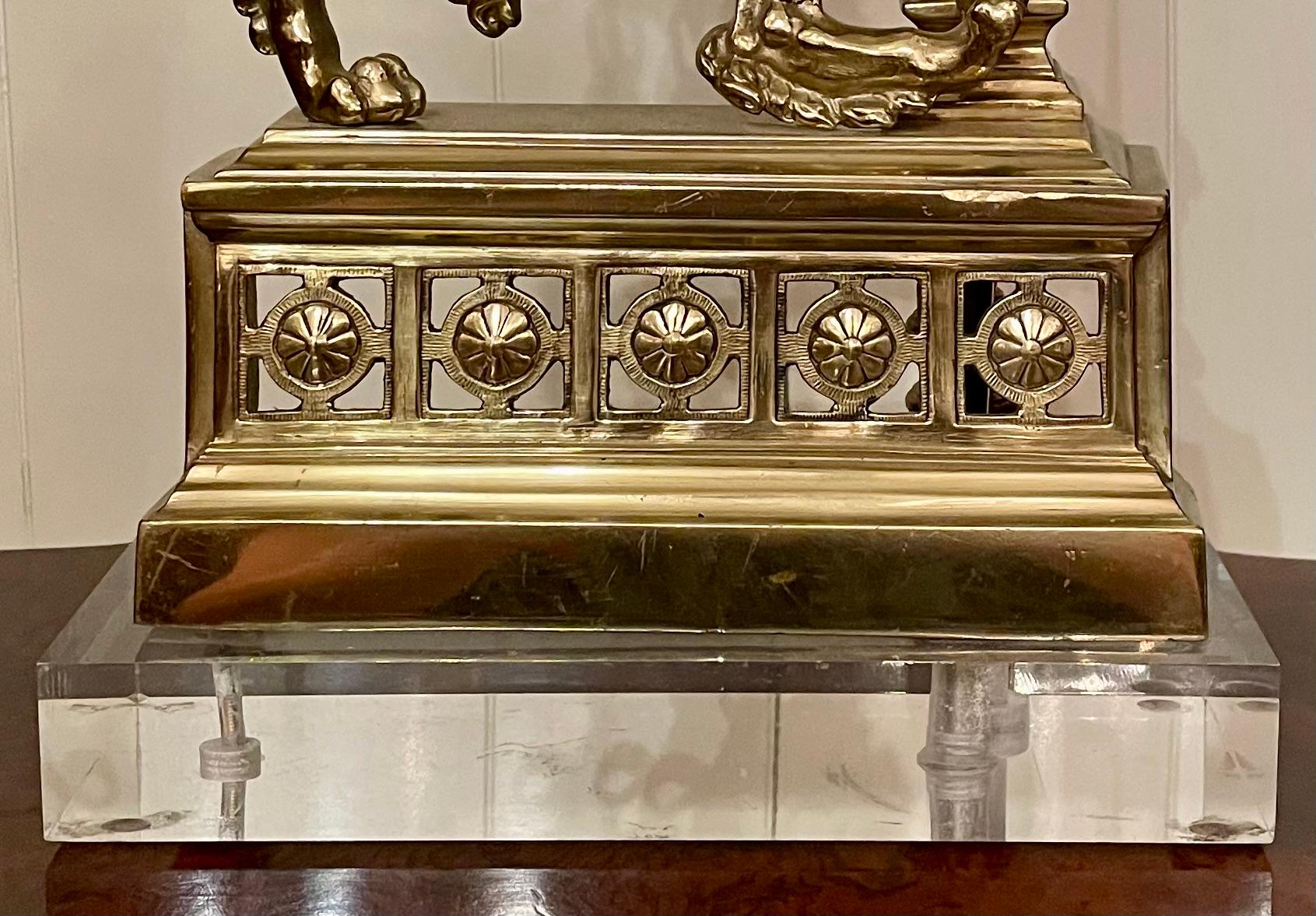 Par de Antiguos Andirones Ingleses de Latón Figurados de León Convertidos Más Tarde en Lámparas. en Bueno estado para la venta en New Orleans, LA