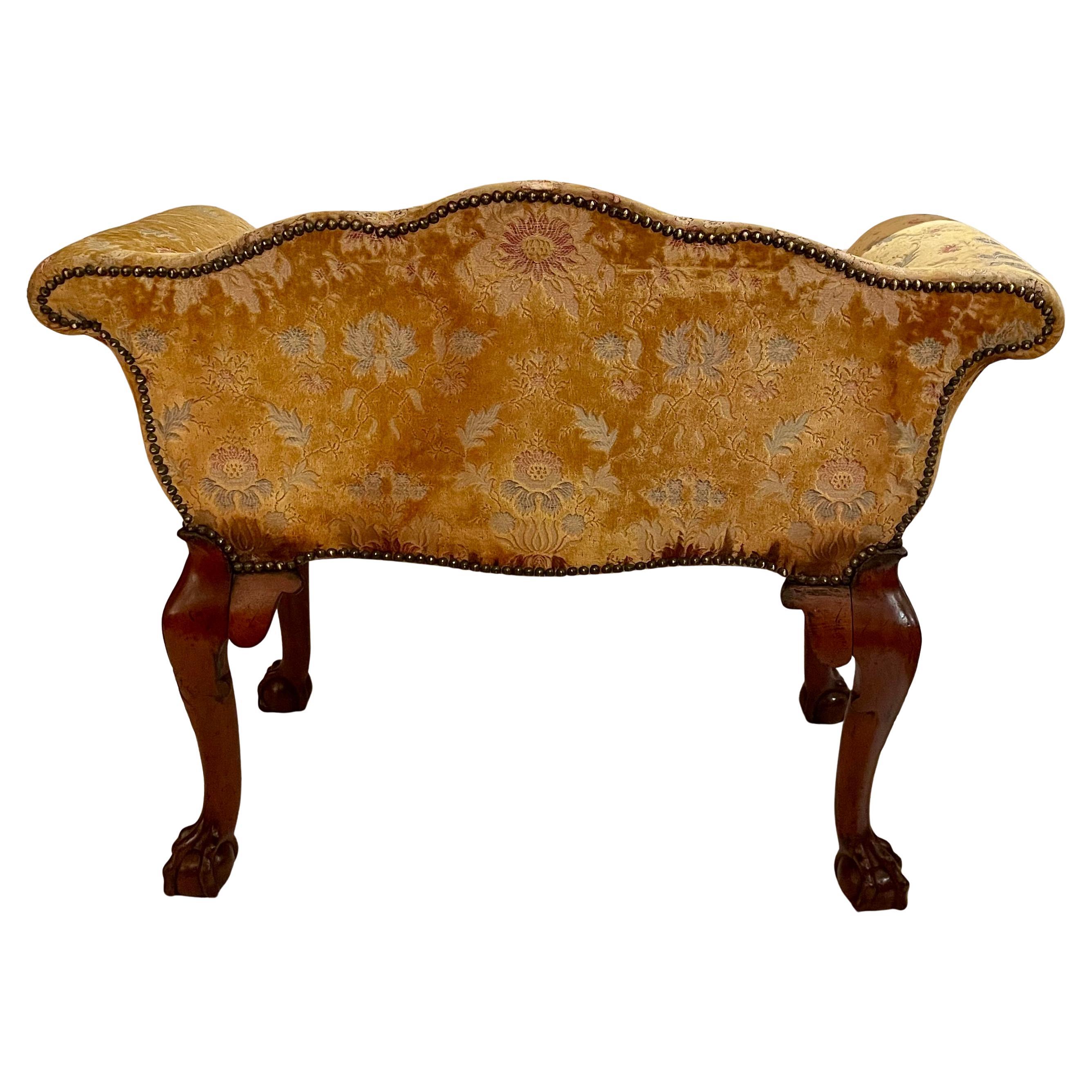 Coppia di antiche poltrone Tête-à-Tête inglesi in noce intagliato, CIRCA 1880. in vendita 5