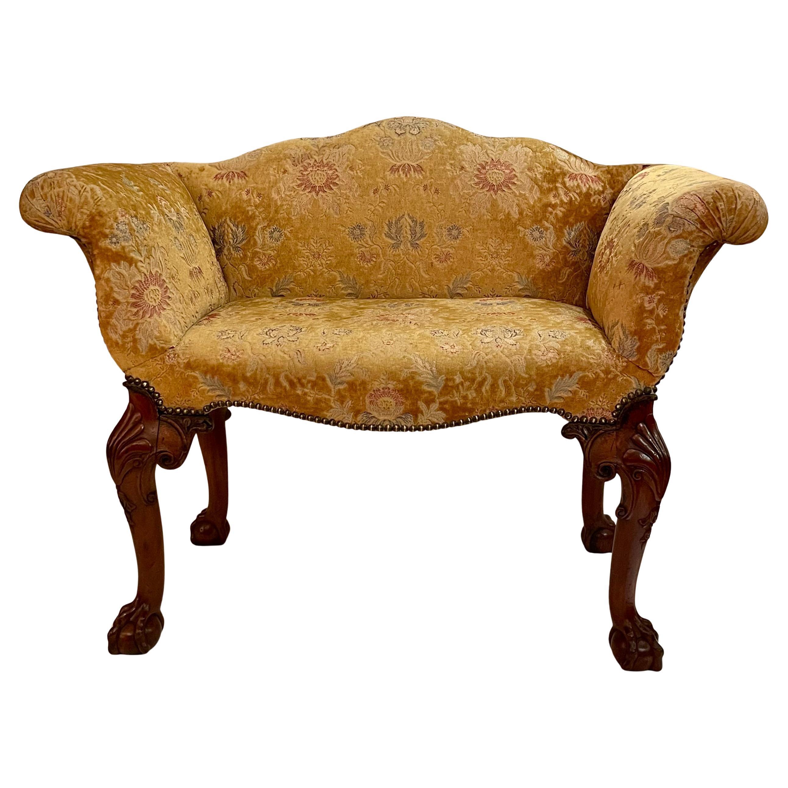 Inglese Coppia di antiche poltrone Tête-à-Tête inglesi in noce intagliato, CIRCA 1880. in vendita