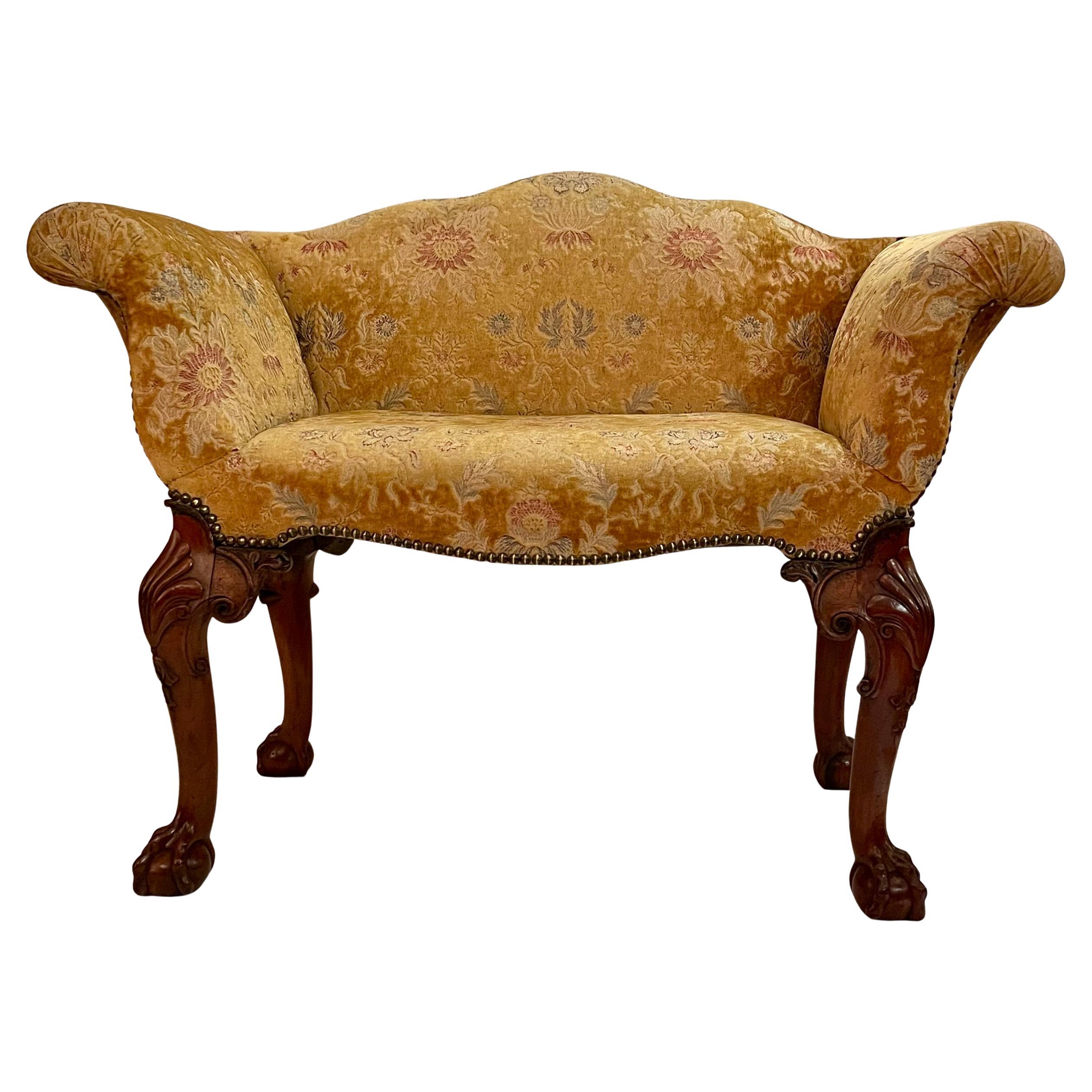 Coppia di antiche poltrone Tête-à-Tête inglesi in noce intagliato, CIRCA 1880. In condizioni buone in vendita a New Orleans, LA