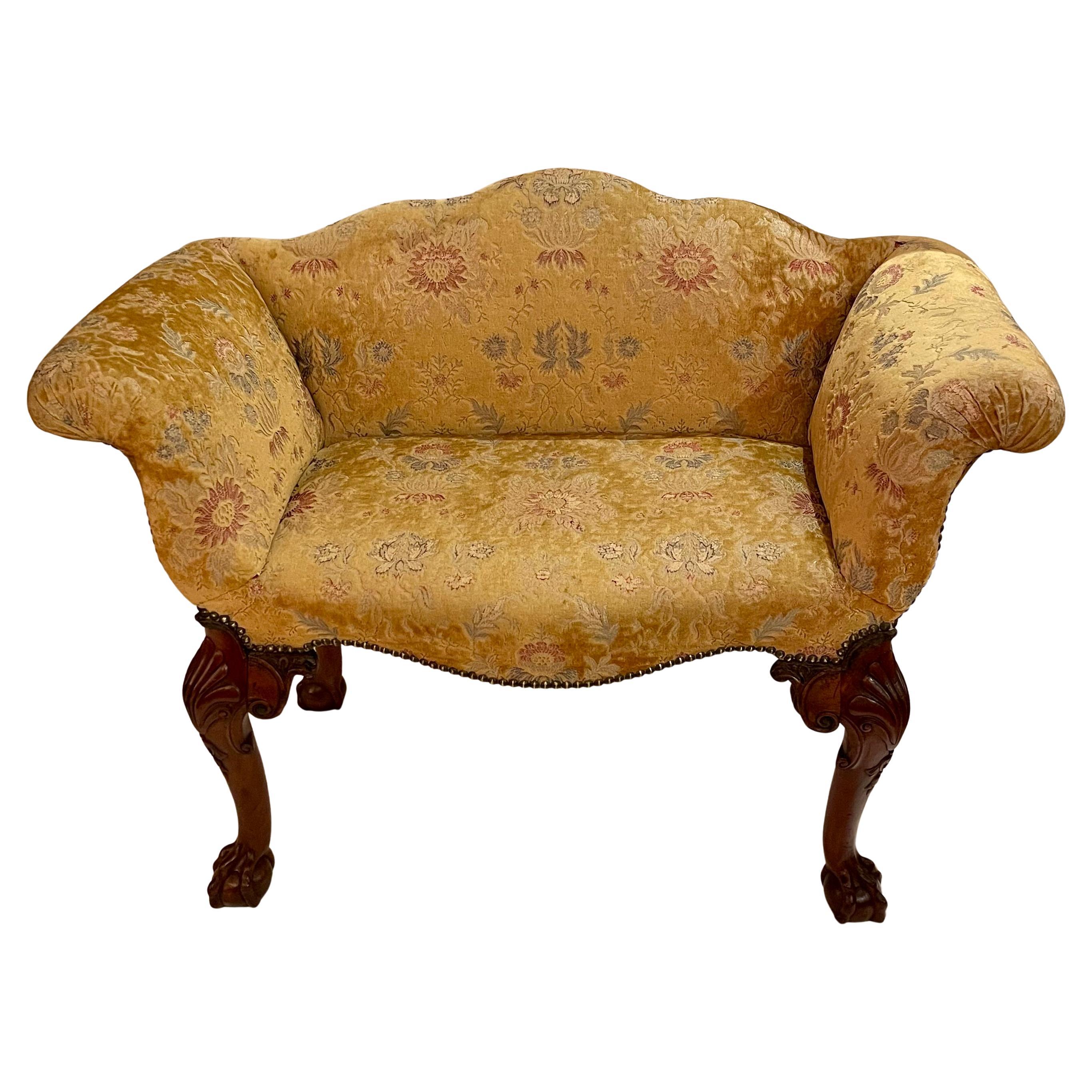 XIX secolo Coppia di antiche poltrone Tête-à-Tête inglesi in noce intagliato, CIRCA 1880. in vendita