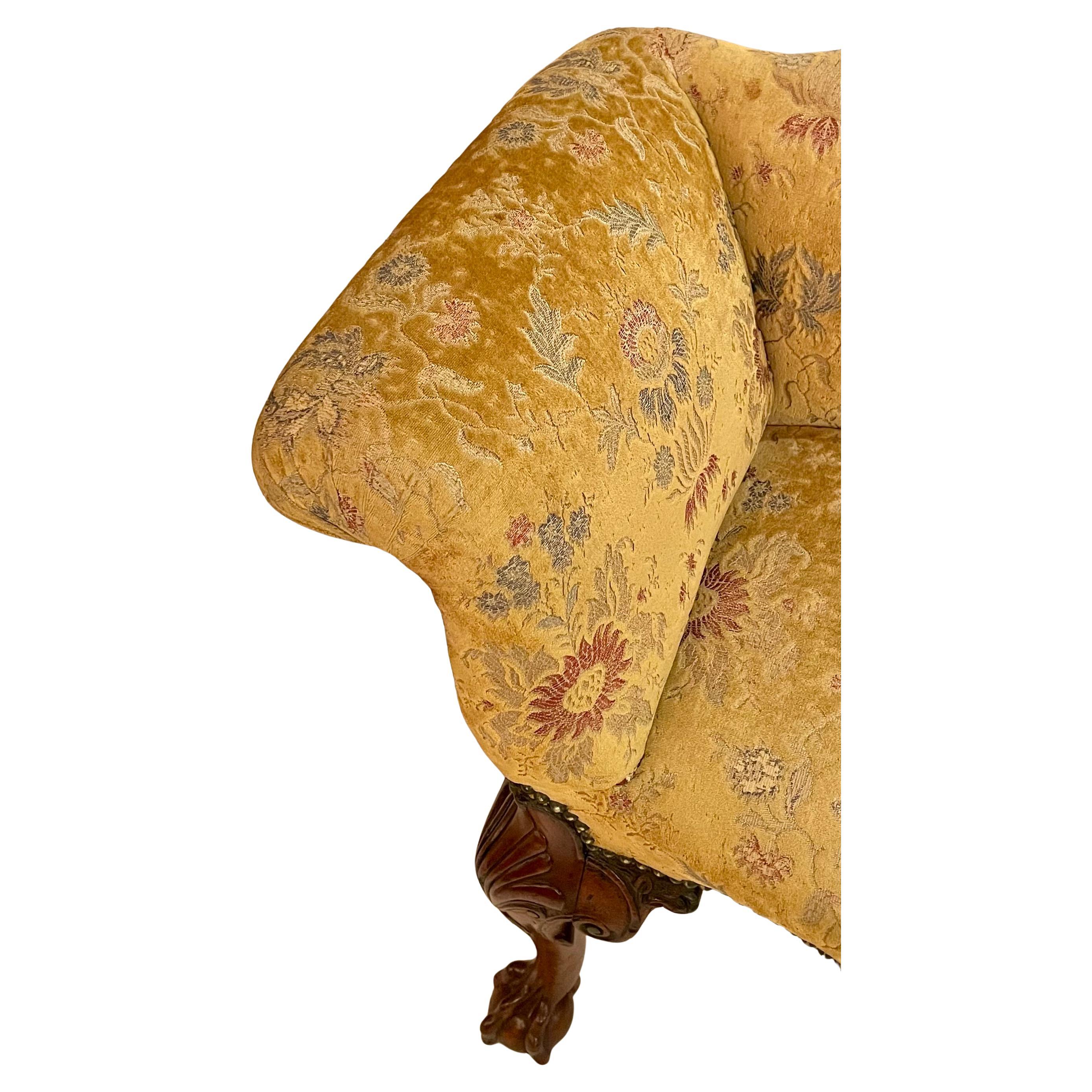 Coppia di antiche poltrone Tête-à-Tête inglesi in noce intagliato, CIRCA 1880. in vendita 2