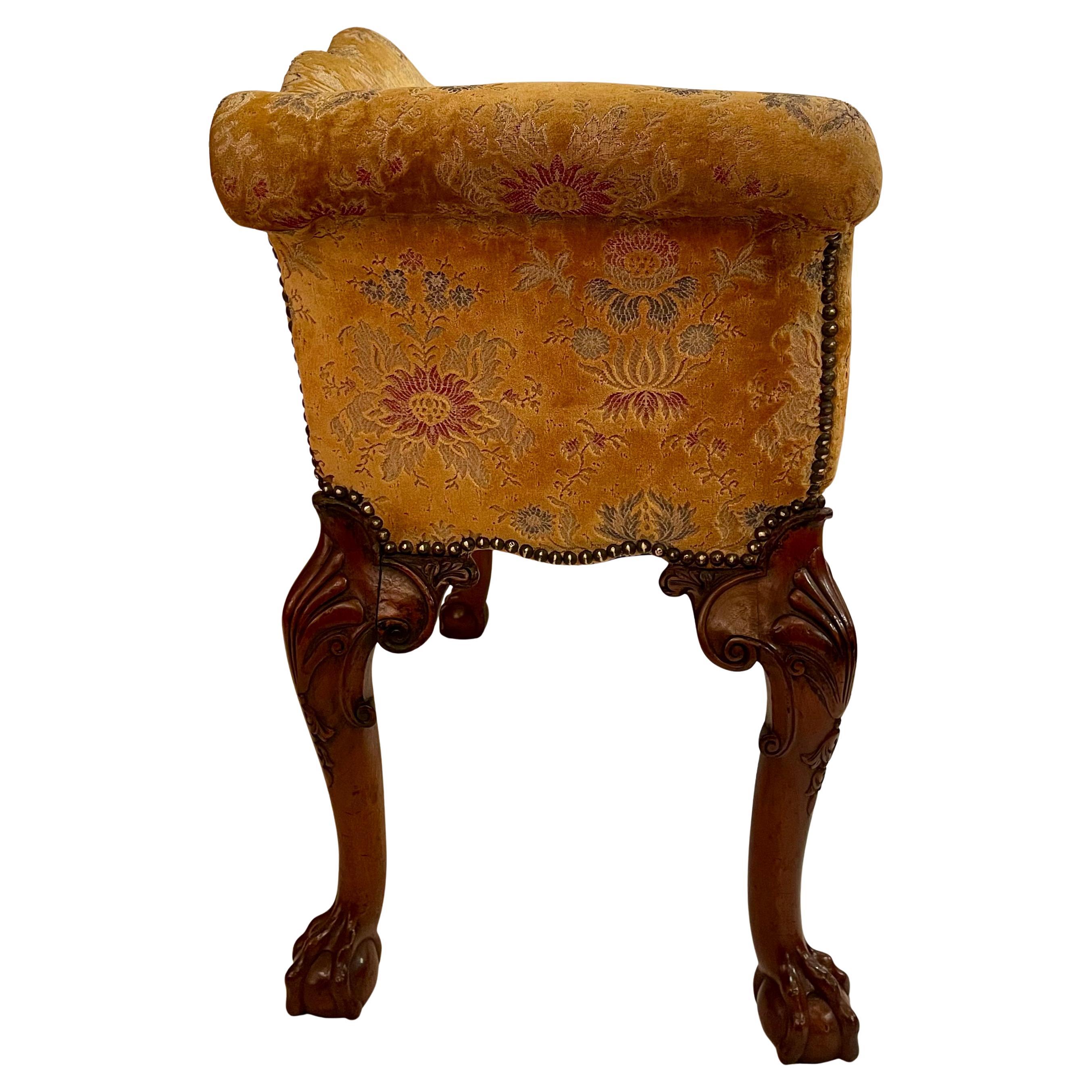 Coppia di antiche poltrone Tête-à-Tête inglesi in noce intagliato, CIRCA 1880. in vendita 3