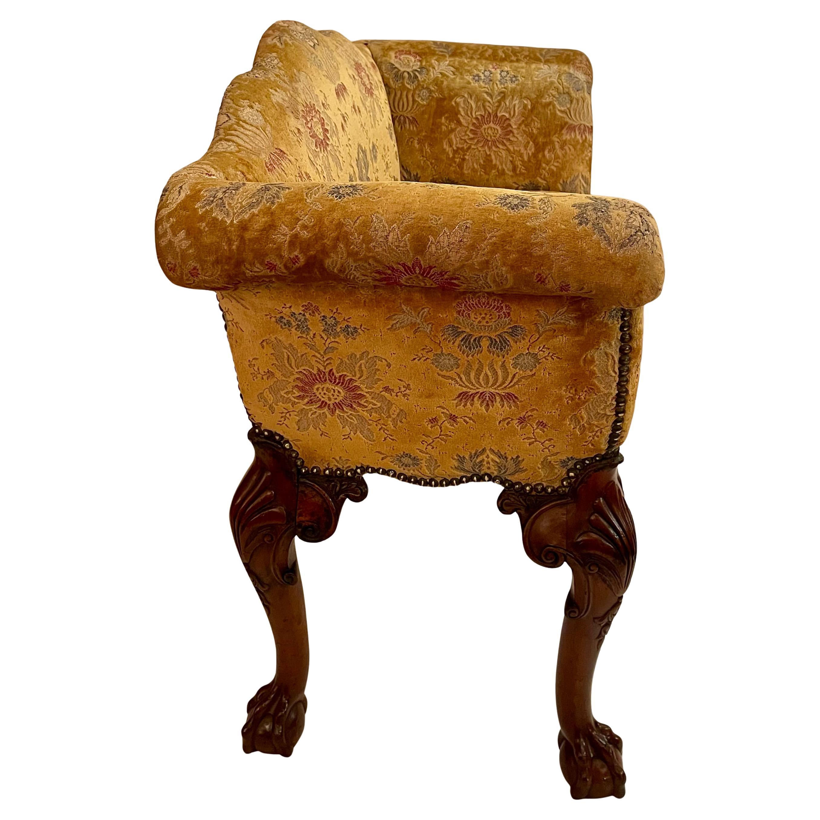 Coppia di antiche poltrone Tête-à-Tête inglesi in noce intagliato, CIRCA 1880. in vendita 4