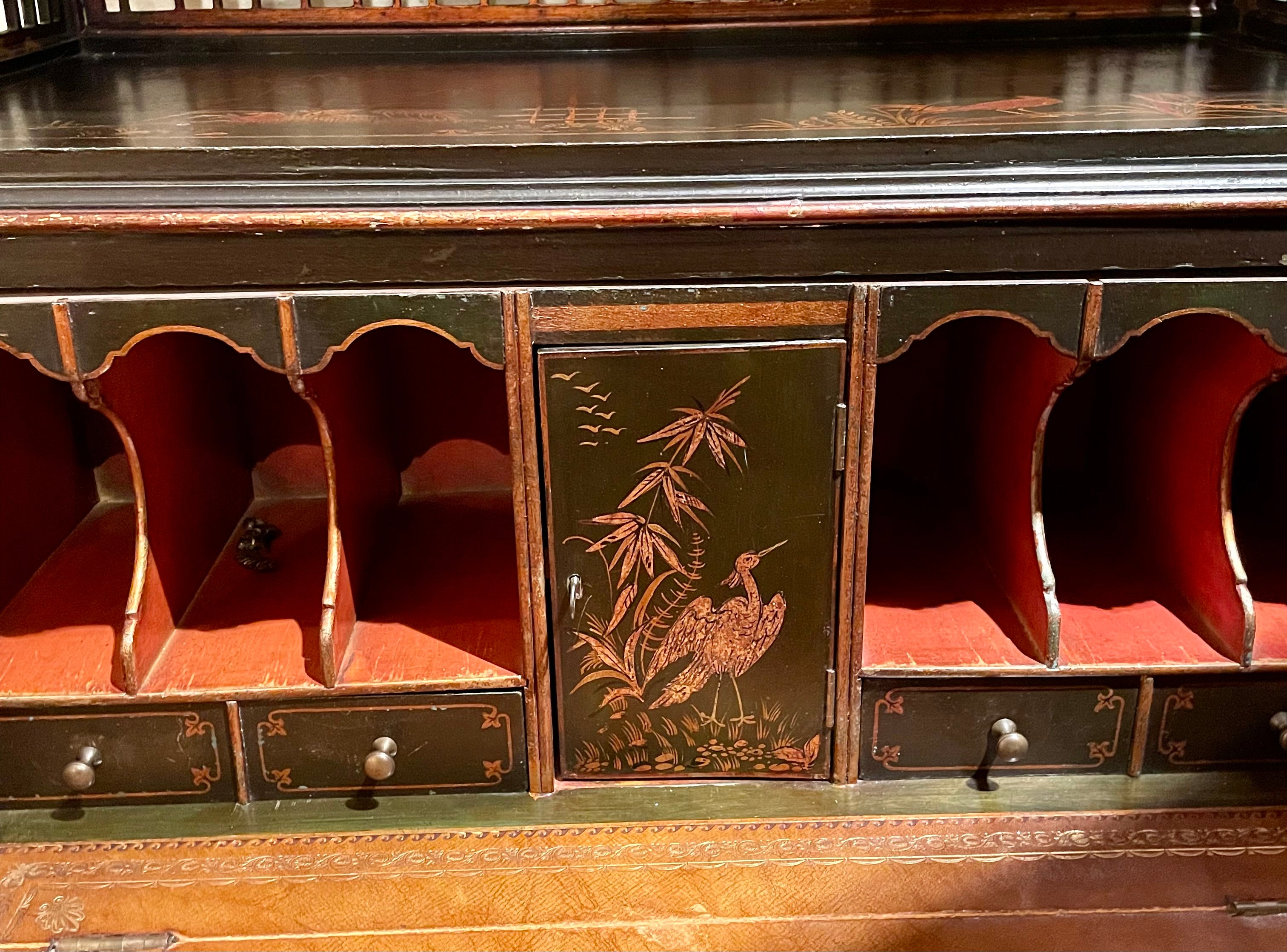 Coppia di antiche librerie inglesi in lacca nera Chinoiserie con scrivanie, circa 1890 in vendita 5