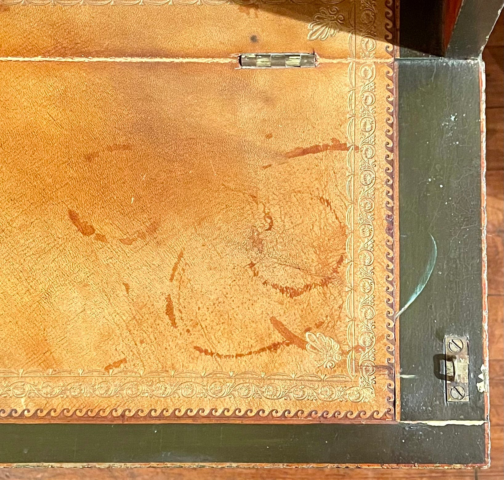 Coppia di antiche librerie inglesi in lacca nera Chinoiserie con scrivanie, circa 1890 in vendita 6